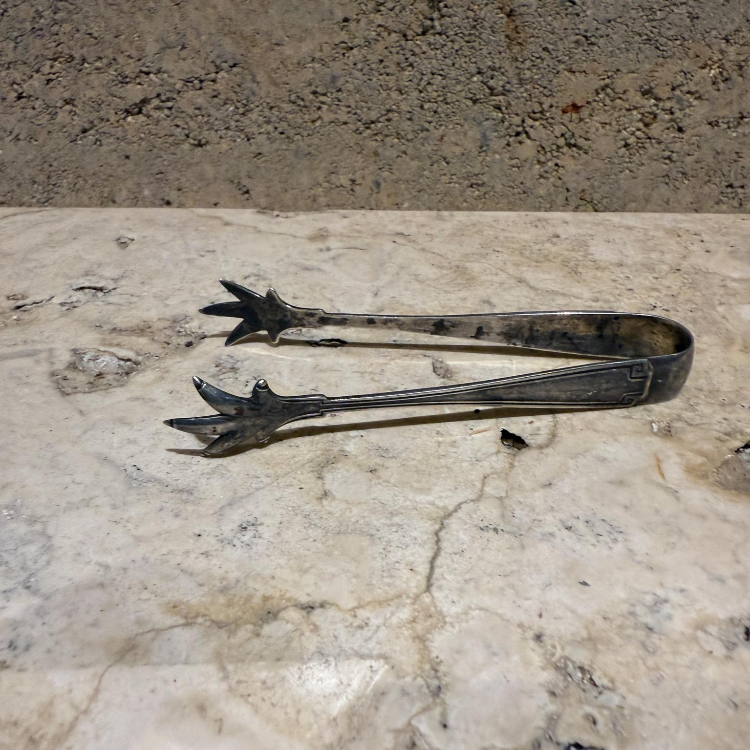 Pour votre considération, une pince à glace ou à sucre vintage avec des griffes. Tampons en sterling et marqueurs de fonderie. 

Dimensions : 4.25 L x .75 D x 1.75 W.

N'hésitez pas à jeter un coup d'œil à nos annonces, nous avons une incroyable