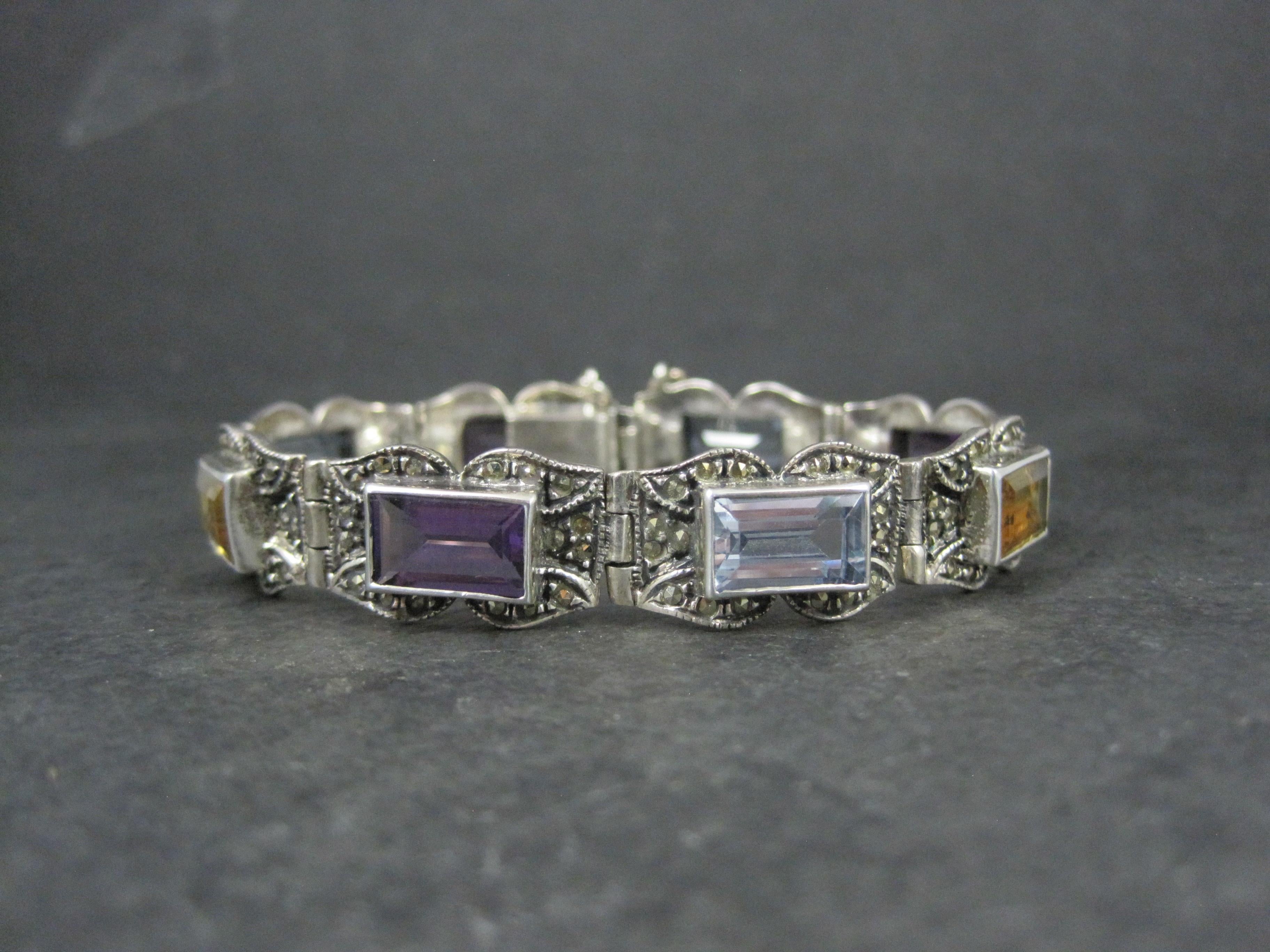 Dieses wunderschöne Vintage-Armband besteht aus Sterlingsilber mit 6x10 mm großen Edelsteinen im Smaragdschliff und Markasiten.

Er besteht aus 3 Amethysten, 3 Blautopasen und 2 Zitrinen.

Abmessungen: 1/2 von einem Zoll breit - 6 1/2 tragbare