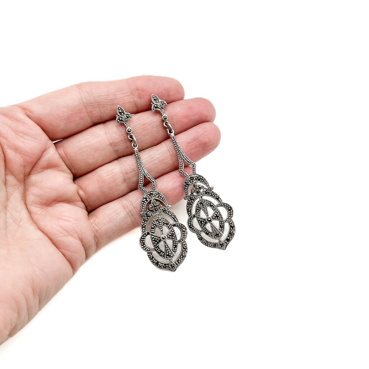 Ein Paar Markasit-Ohrringe im Vintage-Stil. Gefertigt aus massivem Sterlingsilber und mit Markasitsteinen besetzt. Eine elegante und zeitlose Ergänzung.
Eine unsignierte Schönheit. Ein seltener Schatz. Nur weil ein Schmuckstück nicht den Namen eines