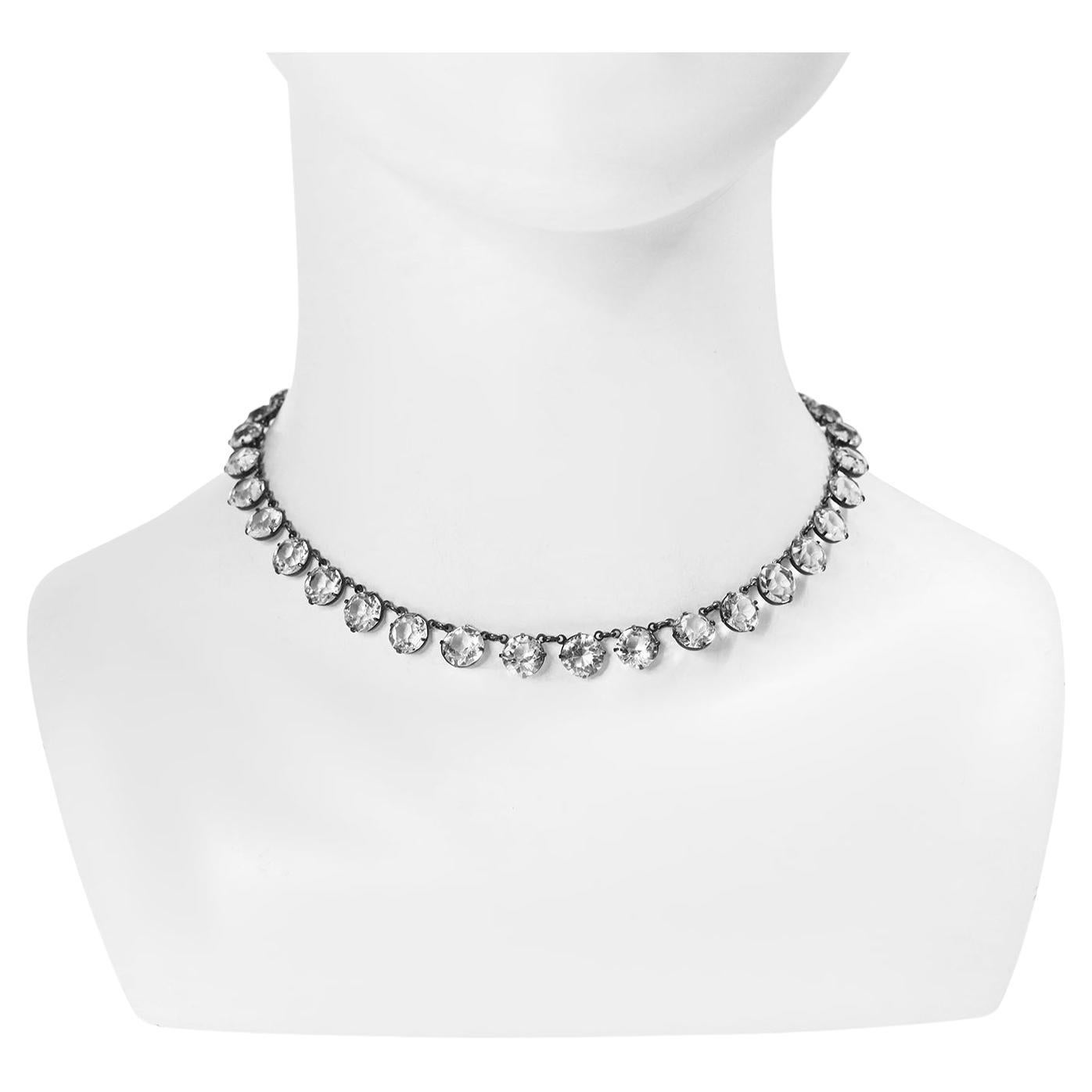Vintage Sterling Open Back Crystal Choker Halskette CIRCA 1920's.  Gleiche Größe rund um den Hals.  Nichts sieht so gut aus wie eine echte Kristall-Halskette mit offenem Rücken. Der Glanz und die Schönheit auf der Haut machen einem echten Stein