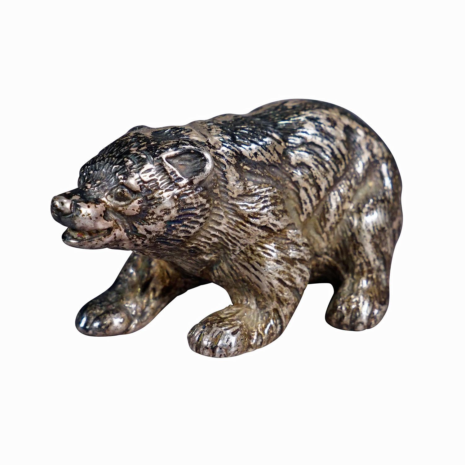 Escultura vintage de plata de ley de un oso paseando
Artículo e7250
Pequeña escultura de un oso paseante en plata de ley, fundida en Alemania en la 1ª mitad del siglo XX. 42,4 gramos, 1,48 onzas. Un pequeño y maravilloso objeto de