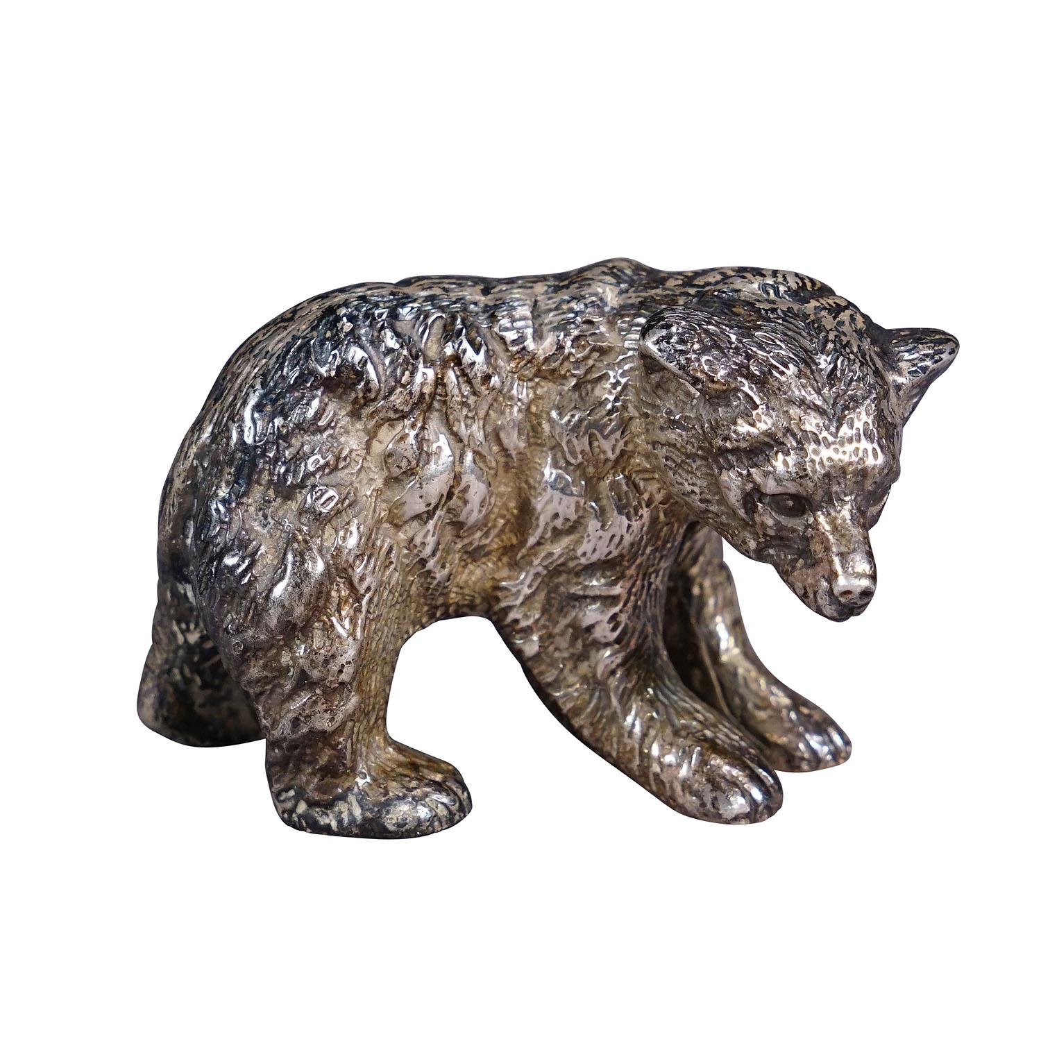 Escultura vintage de plata de ley de un oso paseando
Artículo e7249
Pequeña escultura de un oso paseante en plata de ley, fundida en Alemania en la 1ª mitad del siglo XX. 61,3 gramos, 2,16 onzas. Un pequeño y maravilloso objeto de