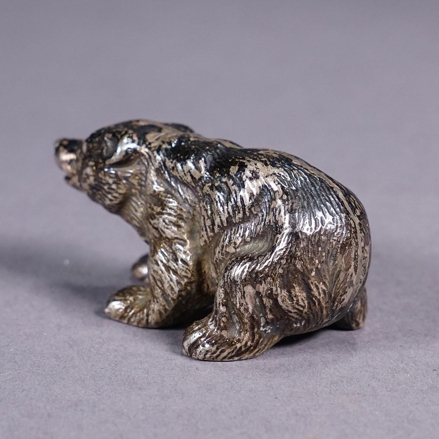 Escultura vintage de plata de ley de un oso paseando Victoriano en venta