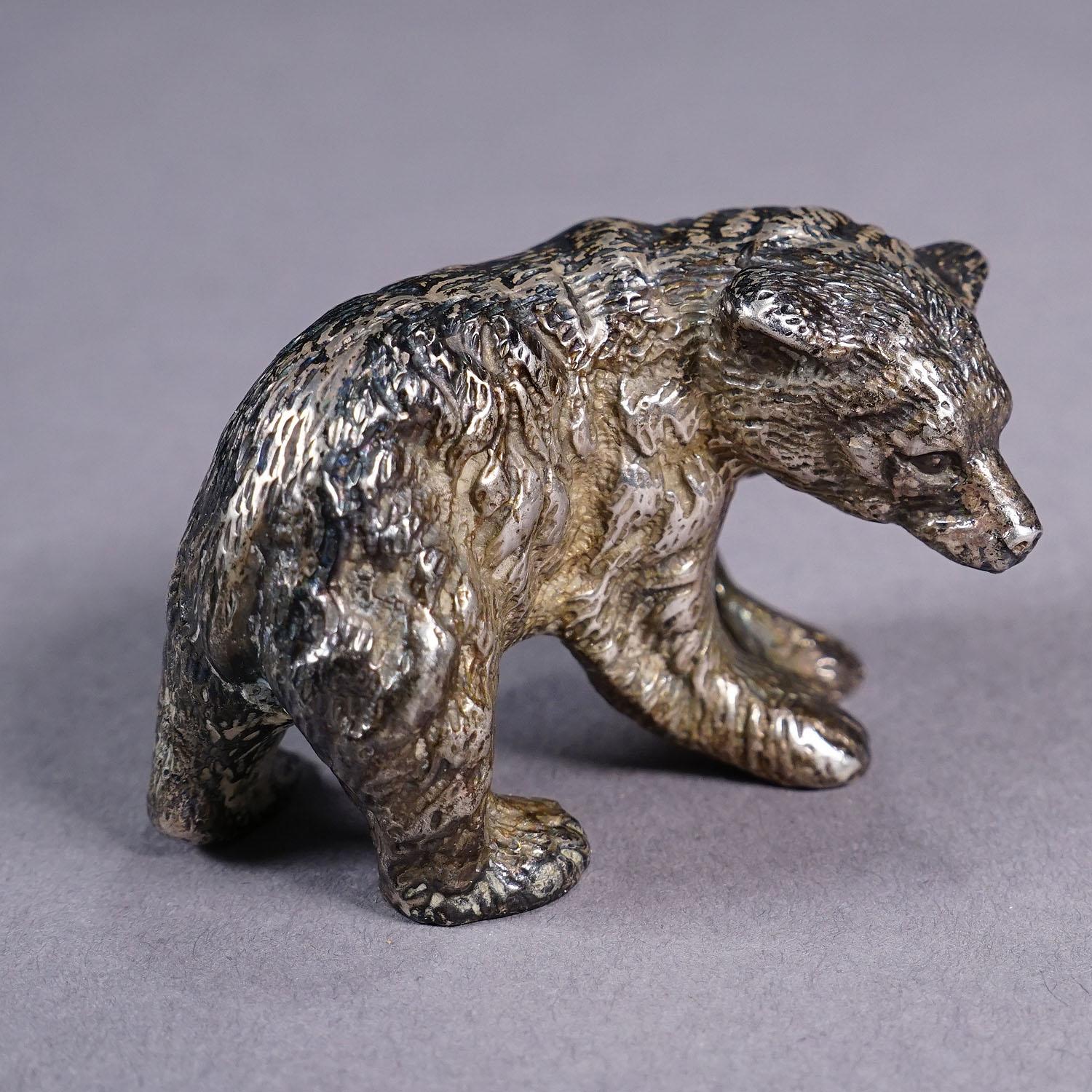 Escultura vintage de plata de ley de un oso paseando Victoriano en venta
