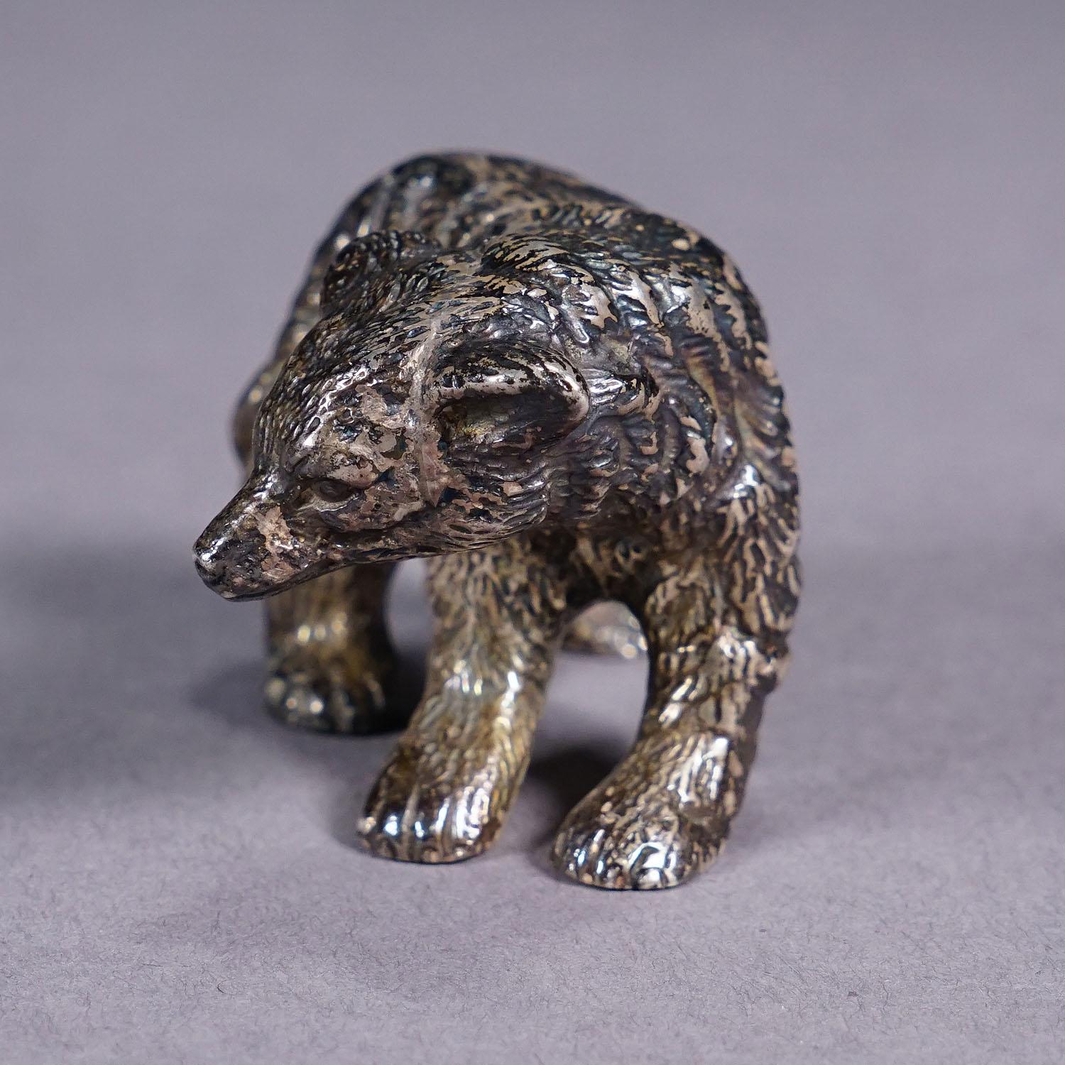 Escultura vintage de plata de ley de un oso paseando Vaciado en venta