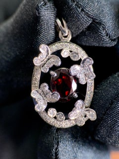 Colgante vintage de plata de ley con un granate rojo ovalado de 1,90 ct y cuarzo, con motivo de mariposa