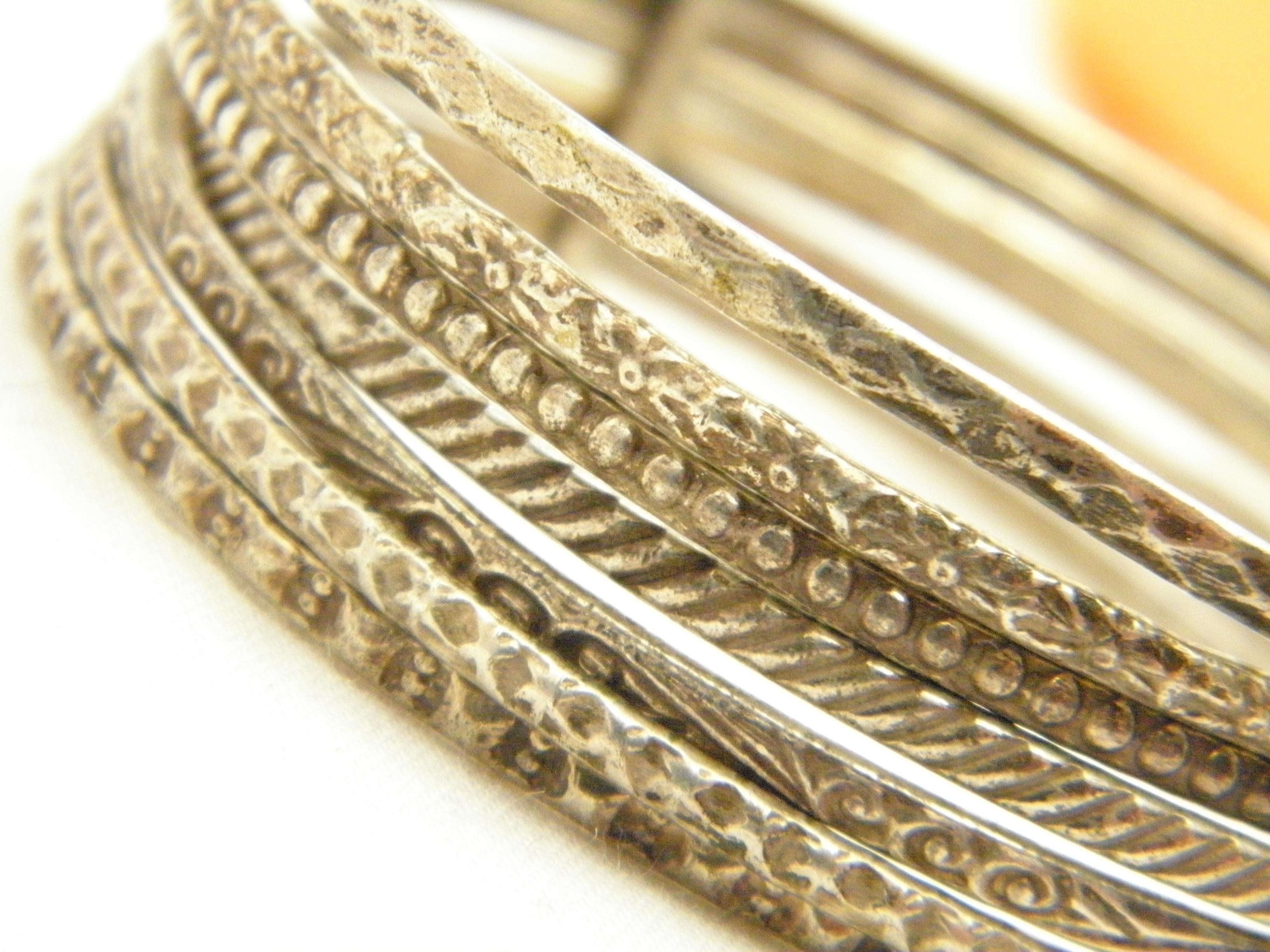 Vintage 7 x Slave-Armreif aus Sterlingsilber 925, lila Stammeskunst-Gravur (Mittelalterlich) im Angebot