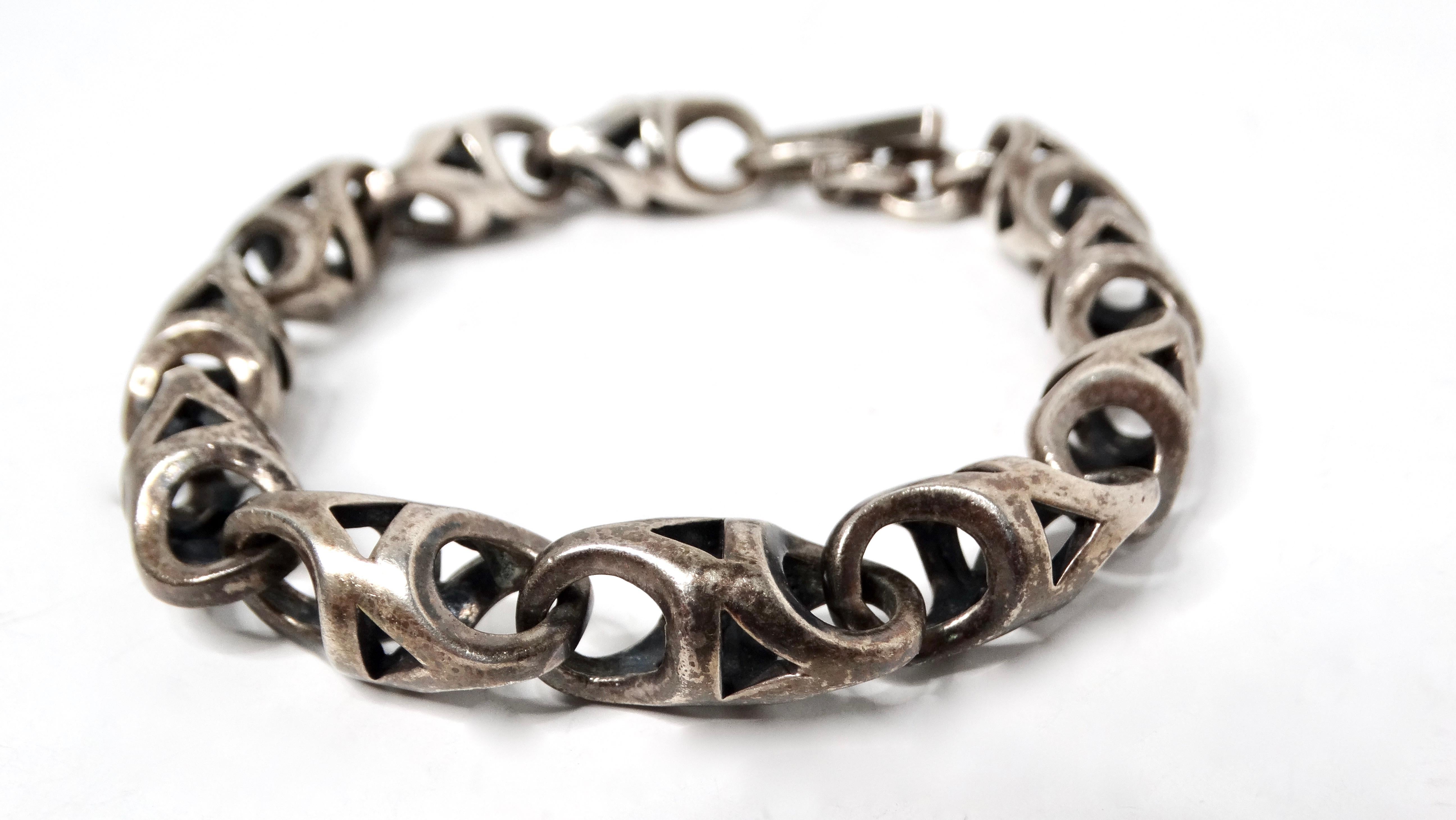 The Vintage Sterling Silver Anchor Chain Link Toggle Bracelet is a stunning piece that effortlessly combines elegance and timeless style. Crafted sterling silver, it features captivating anchor links that lend a nautical charm, perfect for those who