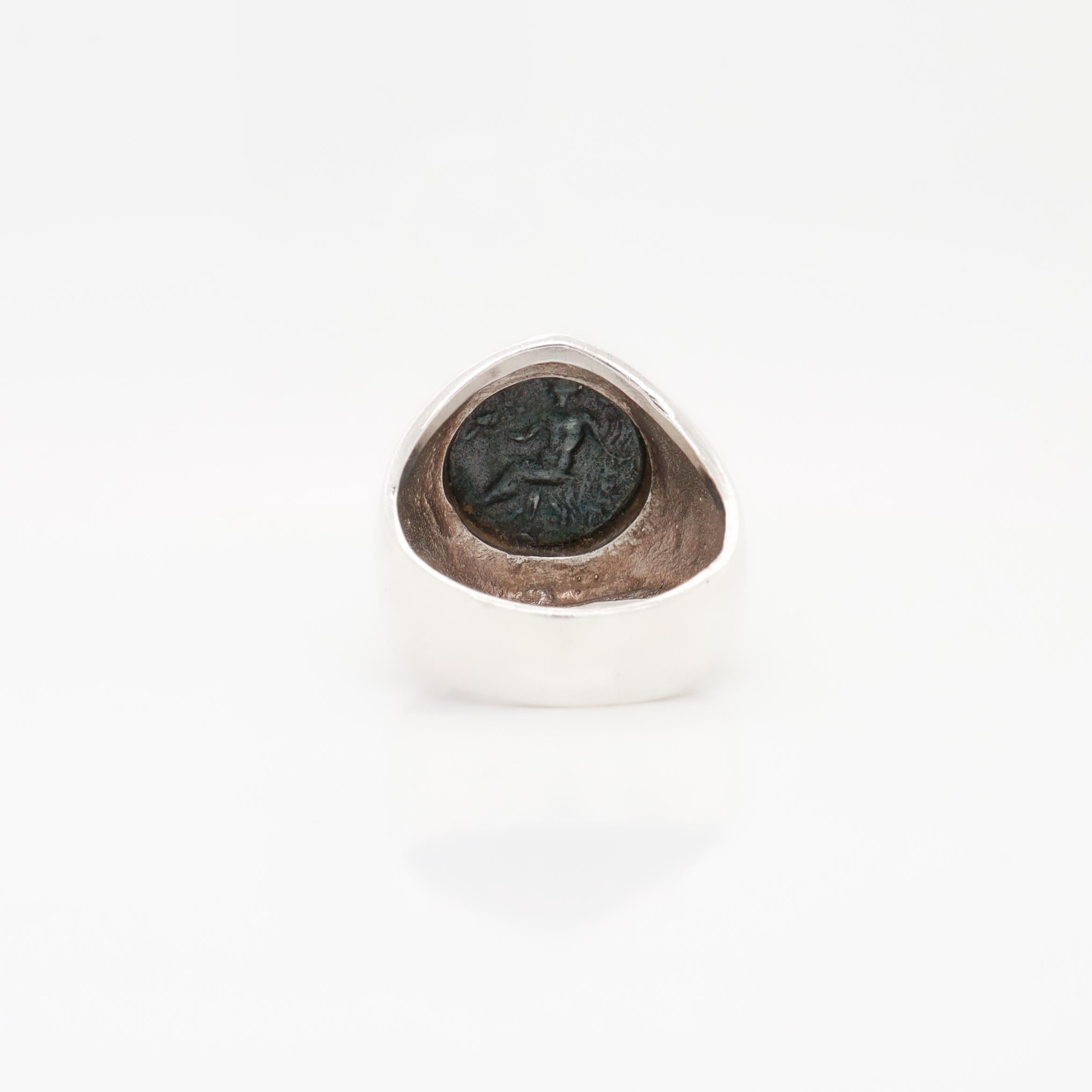 Anello con sigillo a forma di moneta antica in argento Sterling Vintage in vendita 5