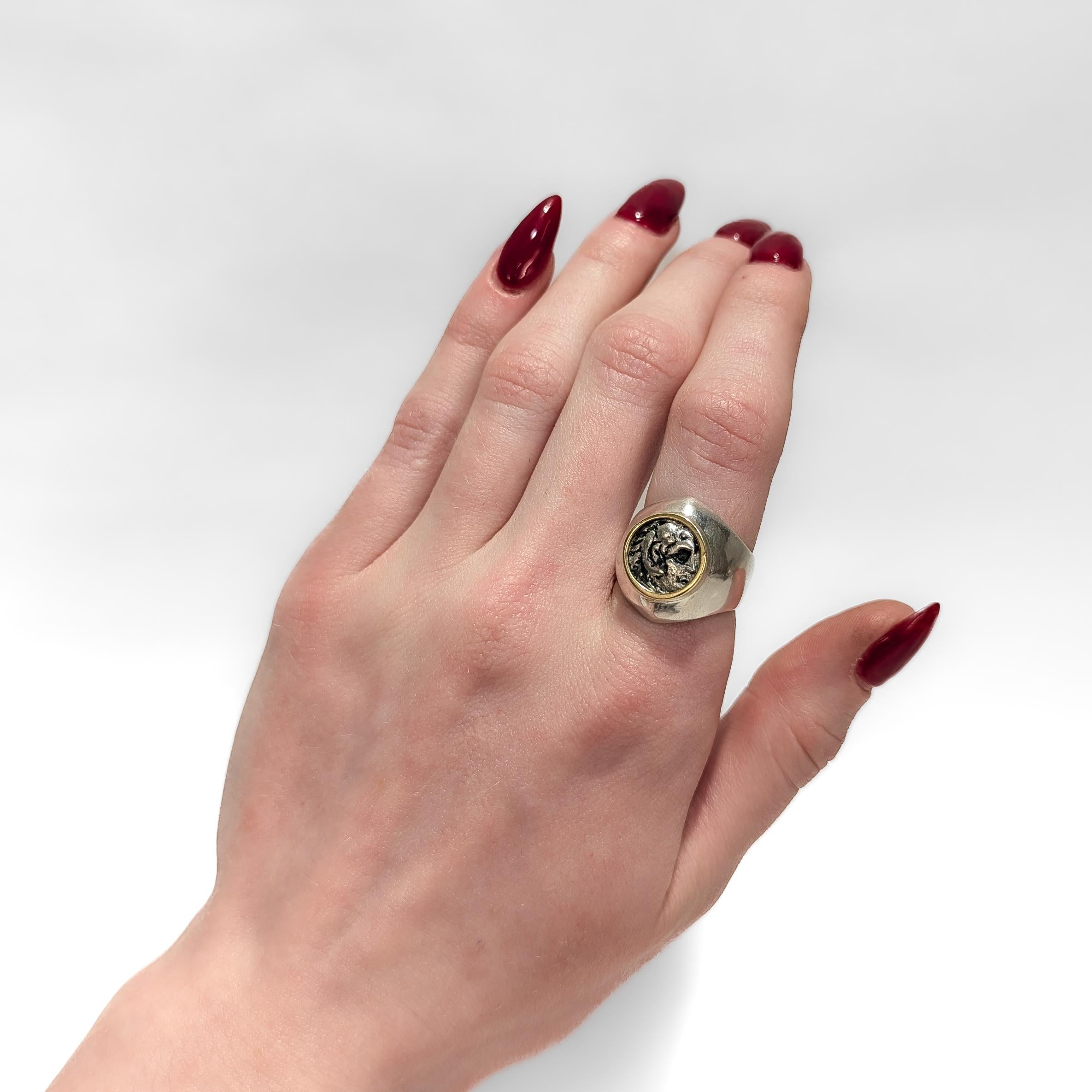 Anello con sigillo a forma di moneta antica in argento Sterling Vintage In condizioni buone in vendita a Philadelphia, PA