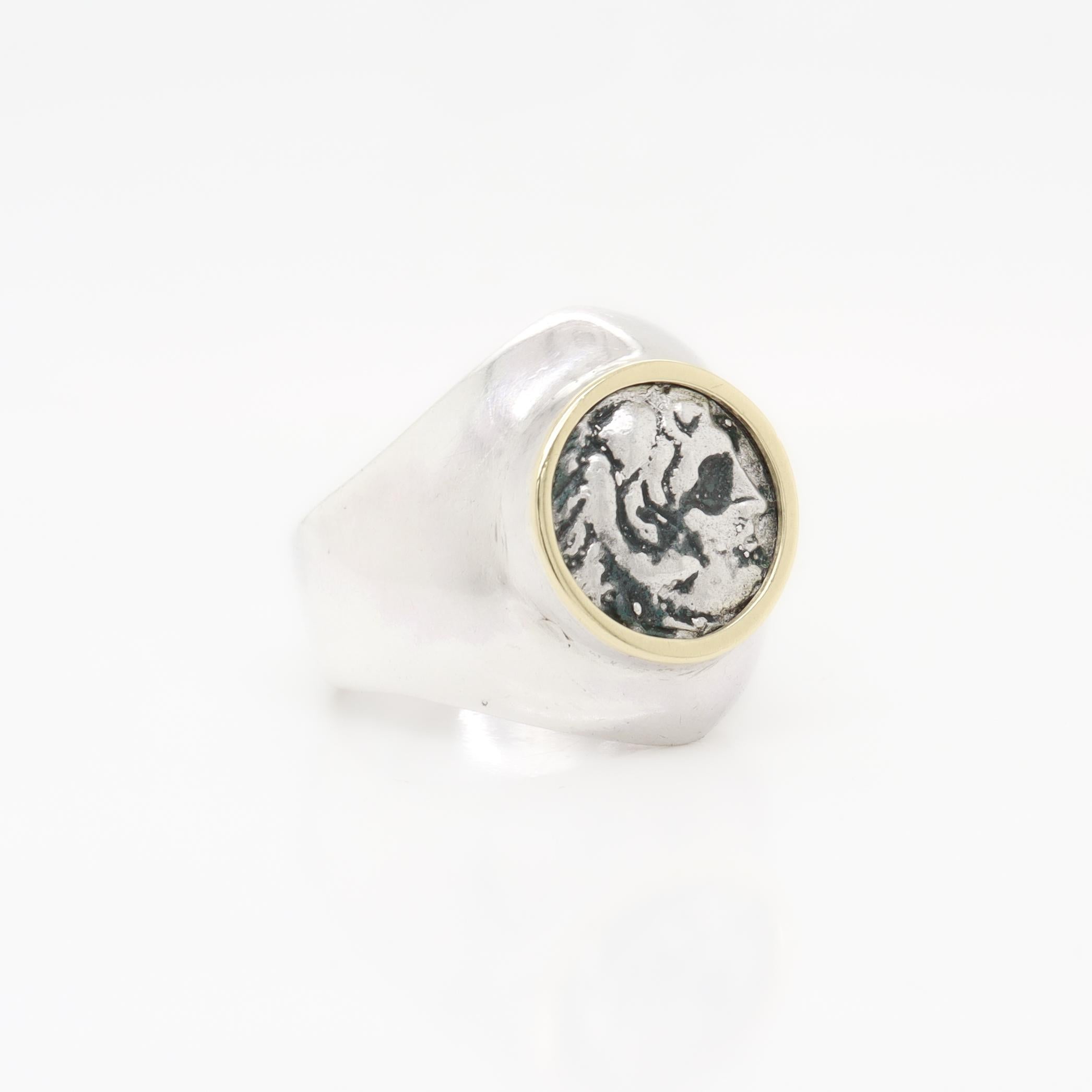 Anello con sigillo a forma di moneta antica in argento Sterling Vintage in vendita 1