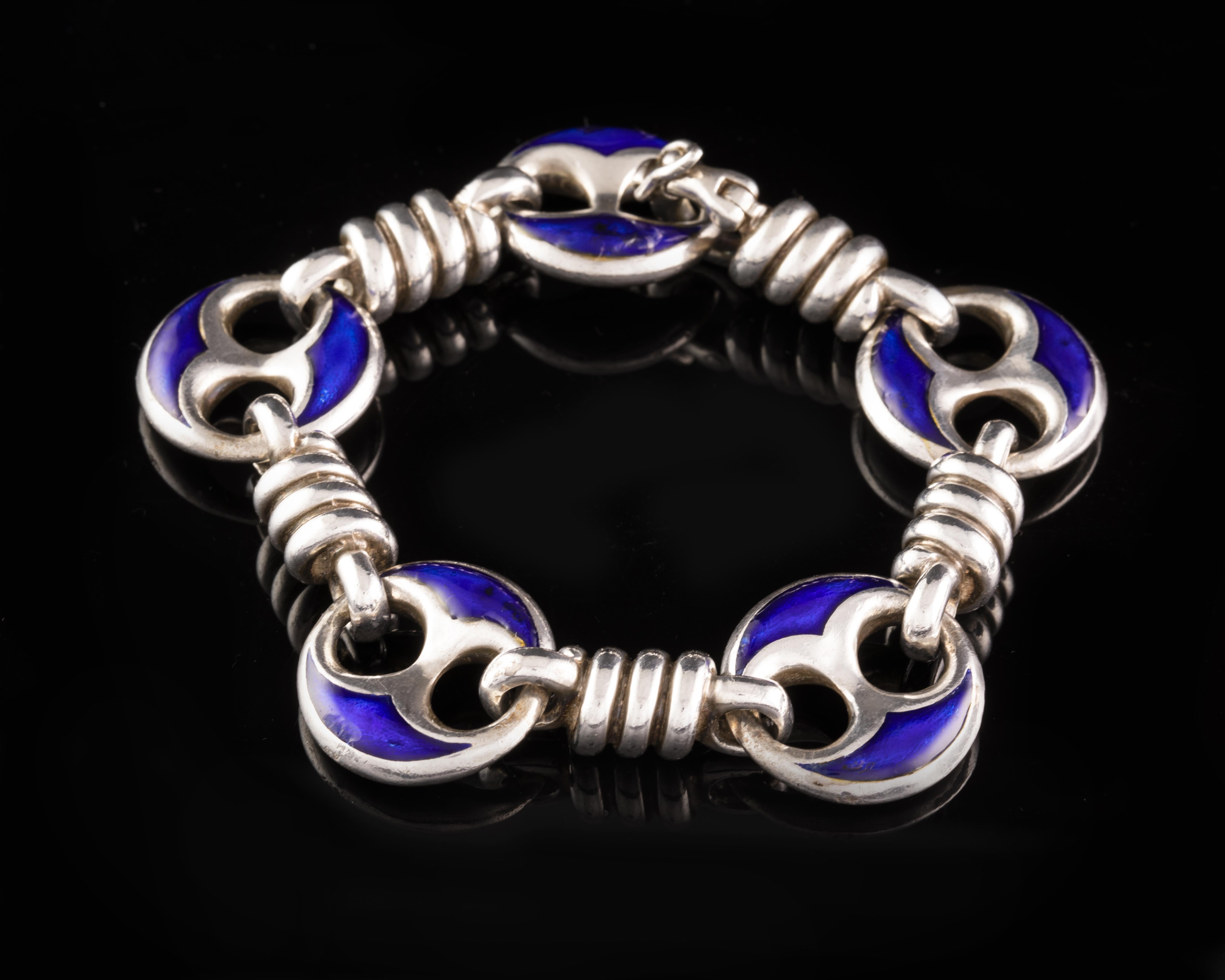A double face sterling silver and blue enamel bracelet by Gucci. It features the renowned marine links. Signed GUCCI ITALY on reverse and stamped 925. You can wear it in two different versions with or without enamel.
