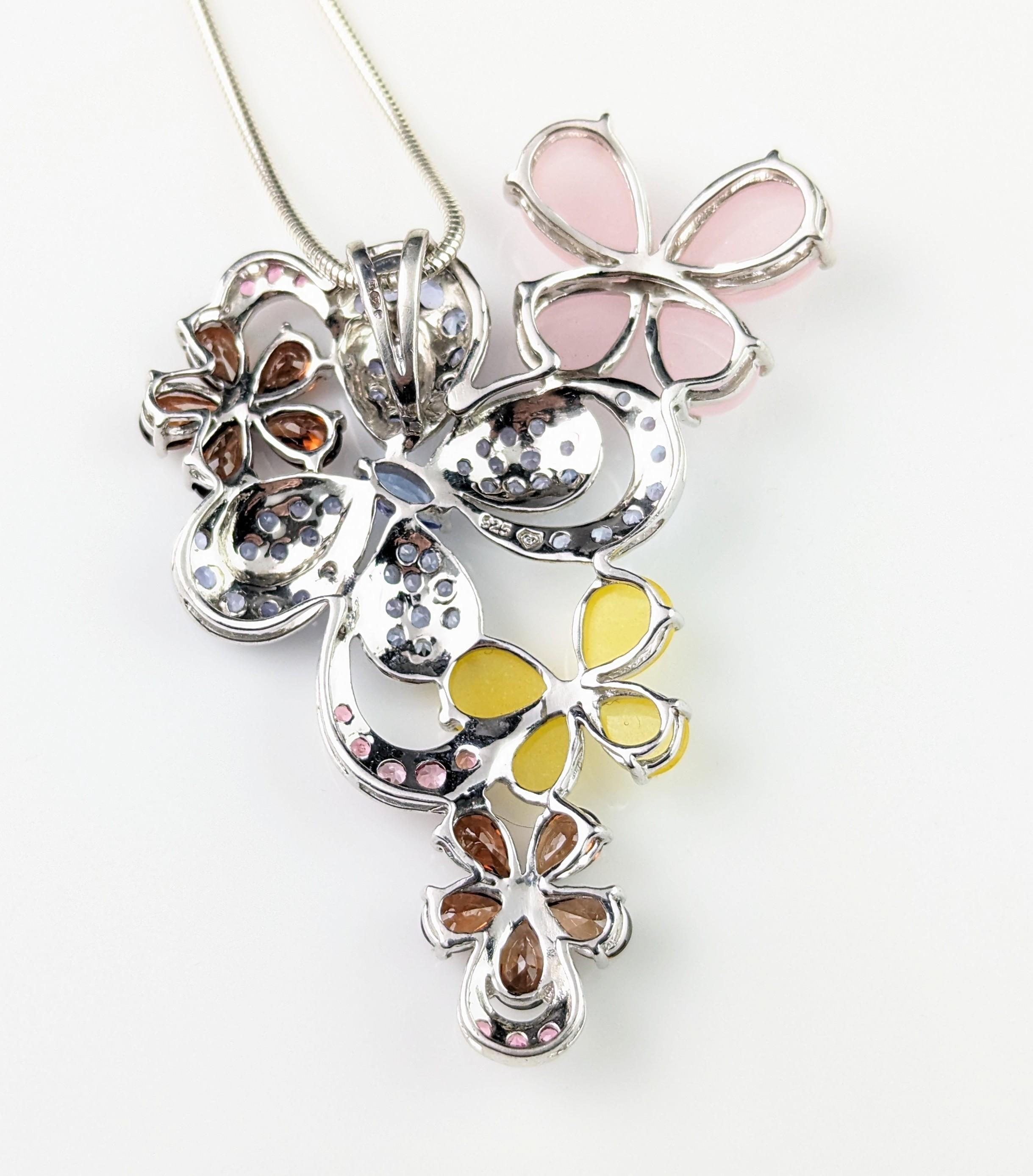 Halskette aus Sterlingsilber und Edelsteinen mit Anhänger, Schmetterlingen und Blumen im Angebot 6