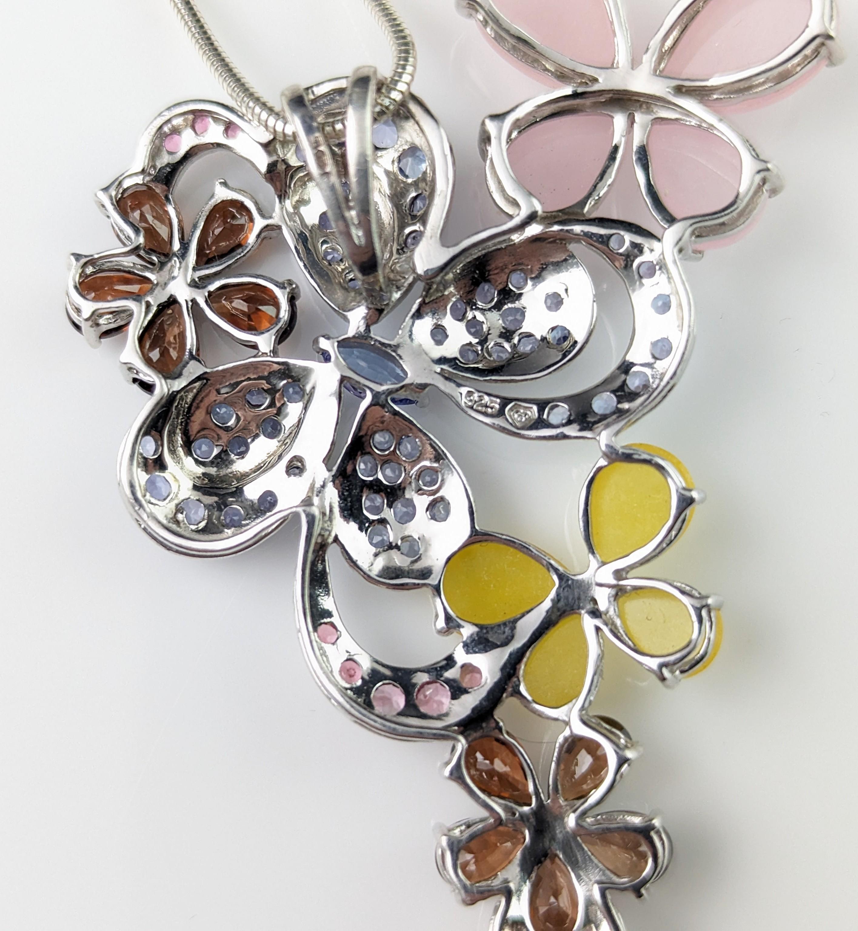 Halskette aus Sterlingsilber und Edelsteinen mit Anhänger, Schmetterlingen und Blumen im Angebot 9