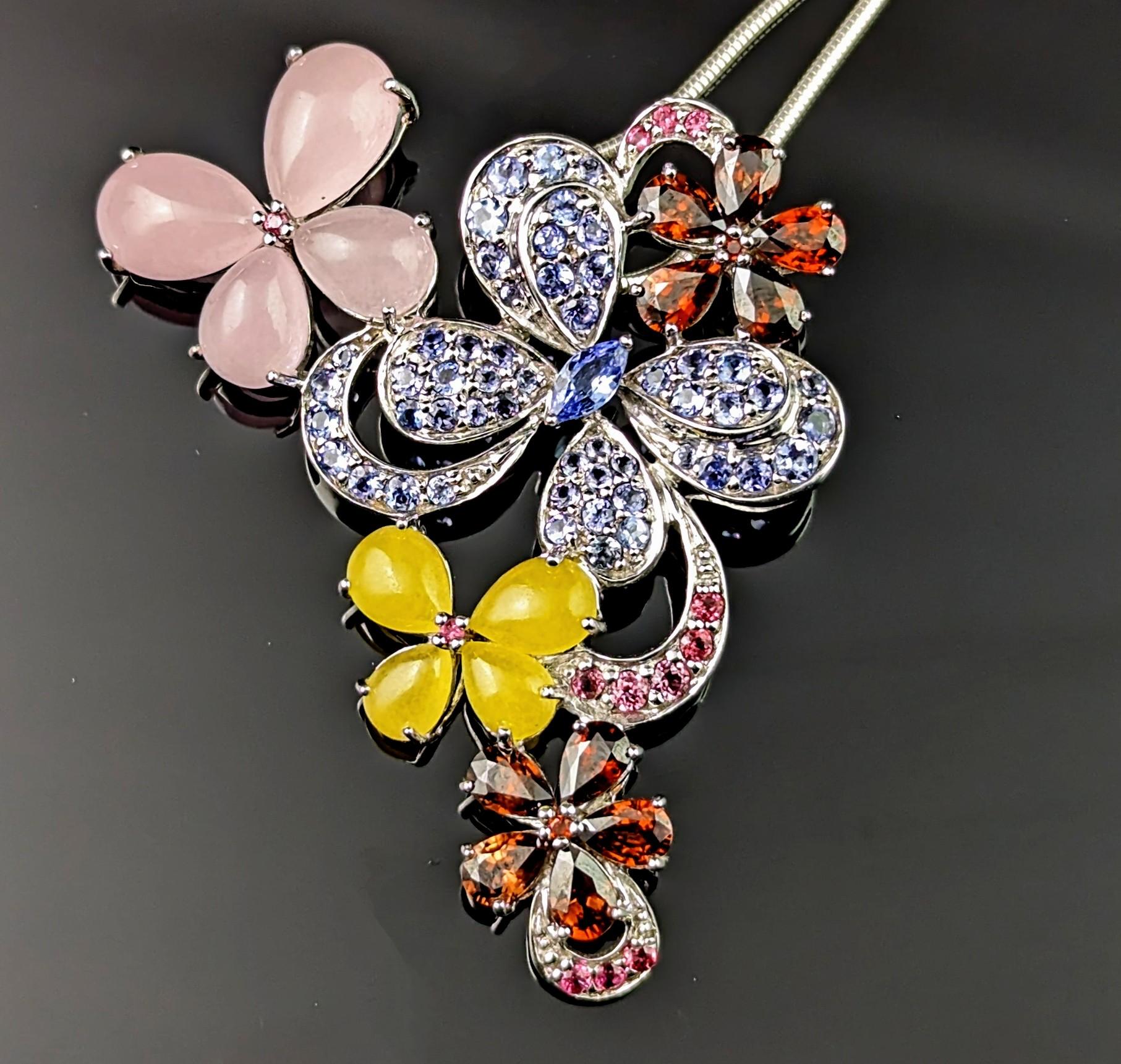 Halskette aus Sterlingsilber und Edelsteinen mit Anhänger, Schmetterlingen und Blumen (Moderne) im Angebot