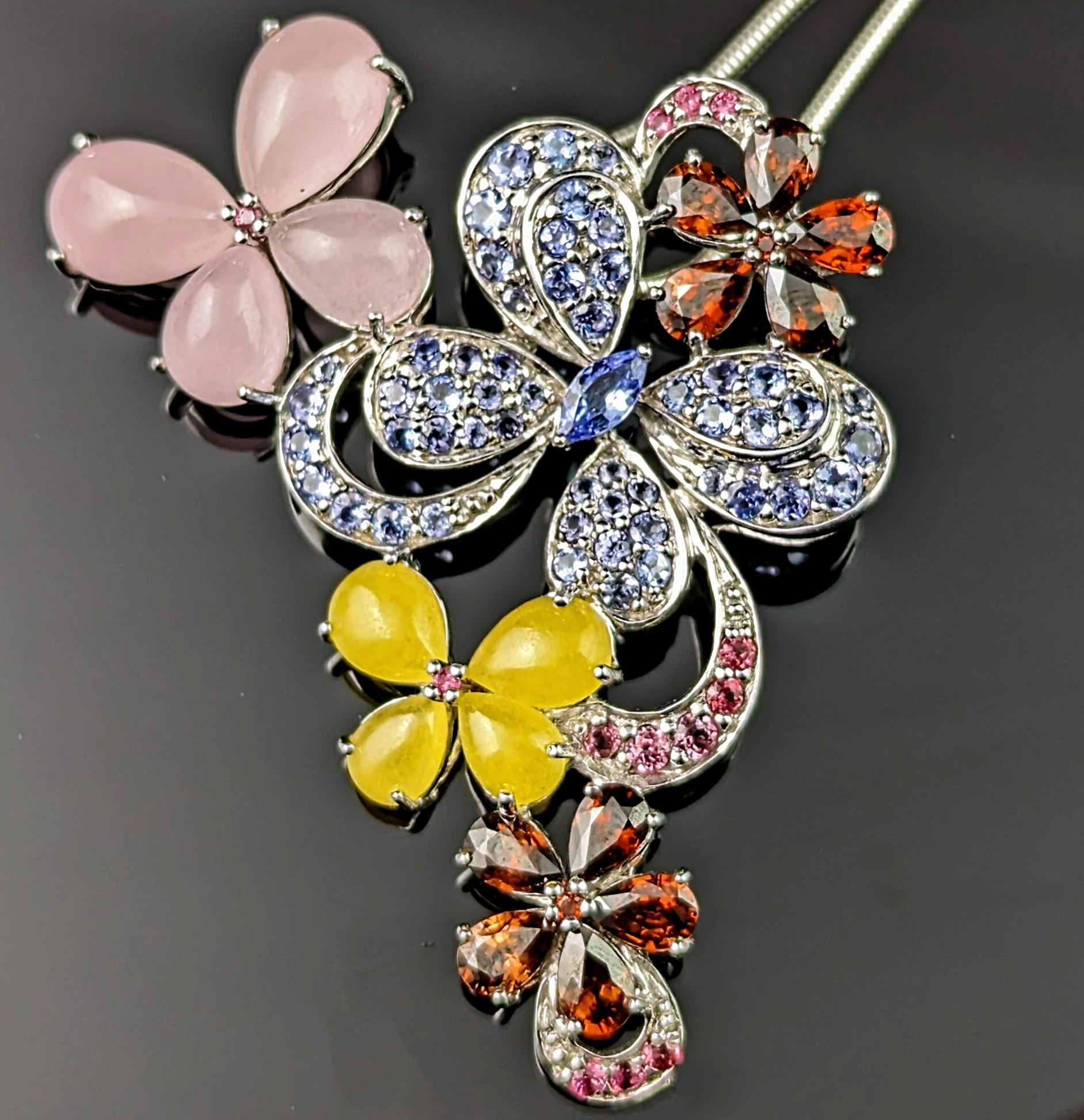 Halskette aus Sterlingsilber und Edelsteinen mit Anhänger, Schmetterlingen und Blumen (Gemischter Schliff) im Angebot