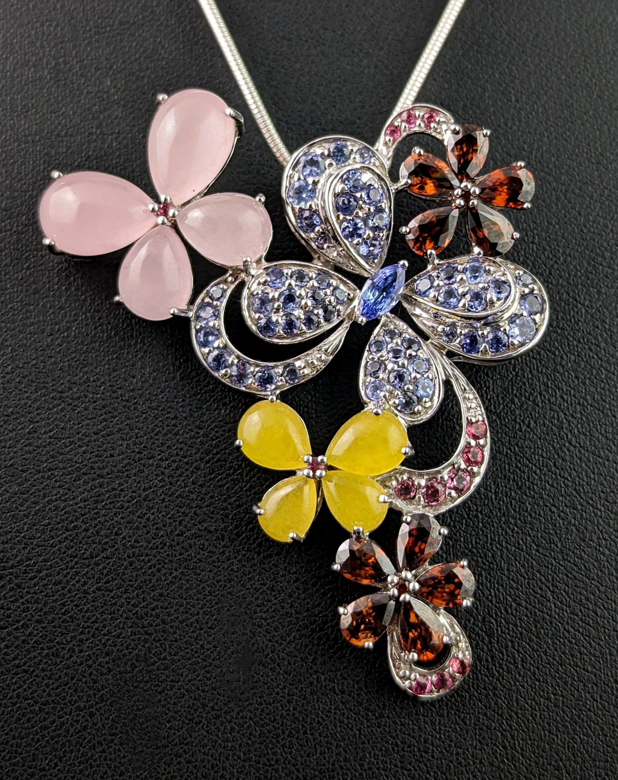 Halskette aus Sterlingsilber und Edelsteinen mit Anhänger, Schmetterlingen und Blumen im Angebot 1