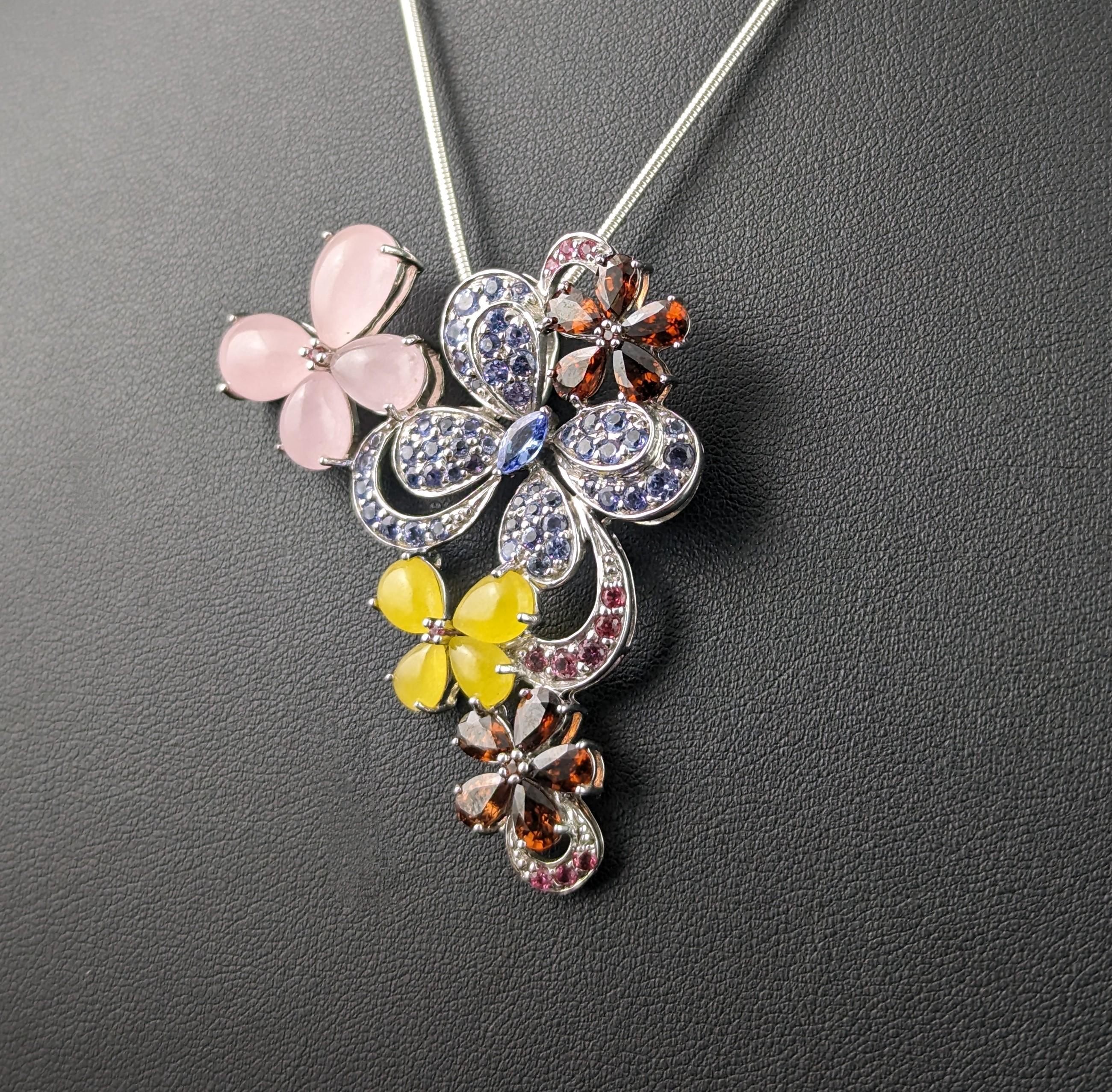 Halskette aus Sterlingsilber und Edelsteinen mit Anhänger, Schmetterlingen und Blumen im Angebot 3