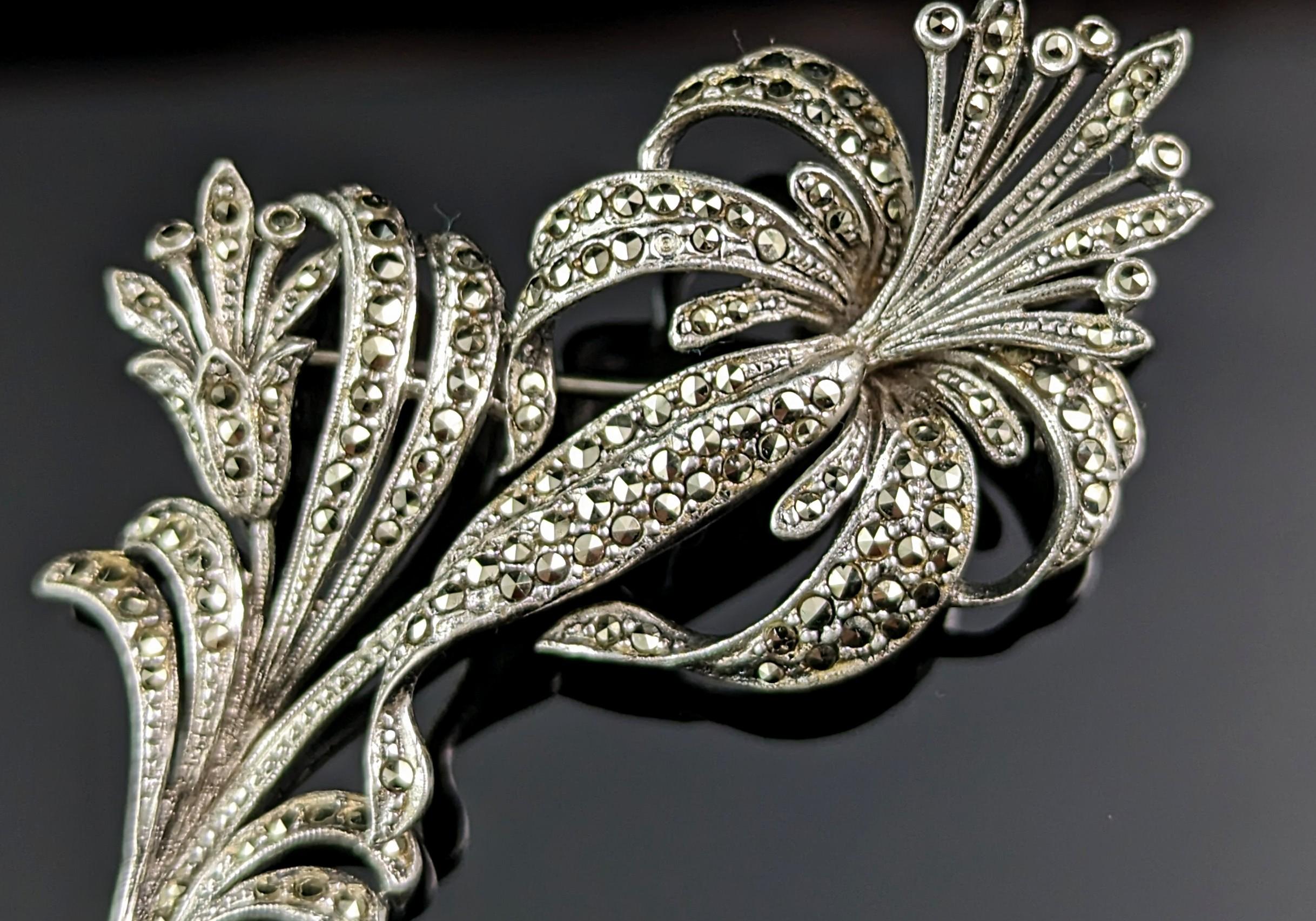 Vintage sterling silver and marcasite flower brooch, large  In Good Condition For Sale In NEWARK, GB