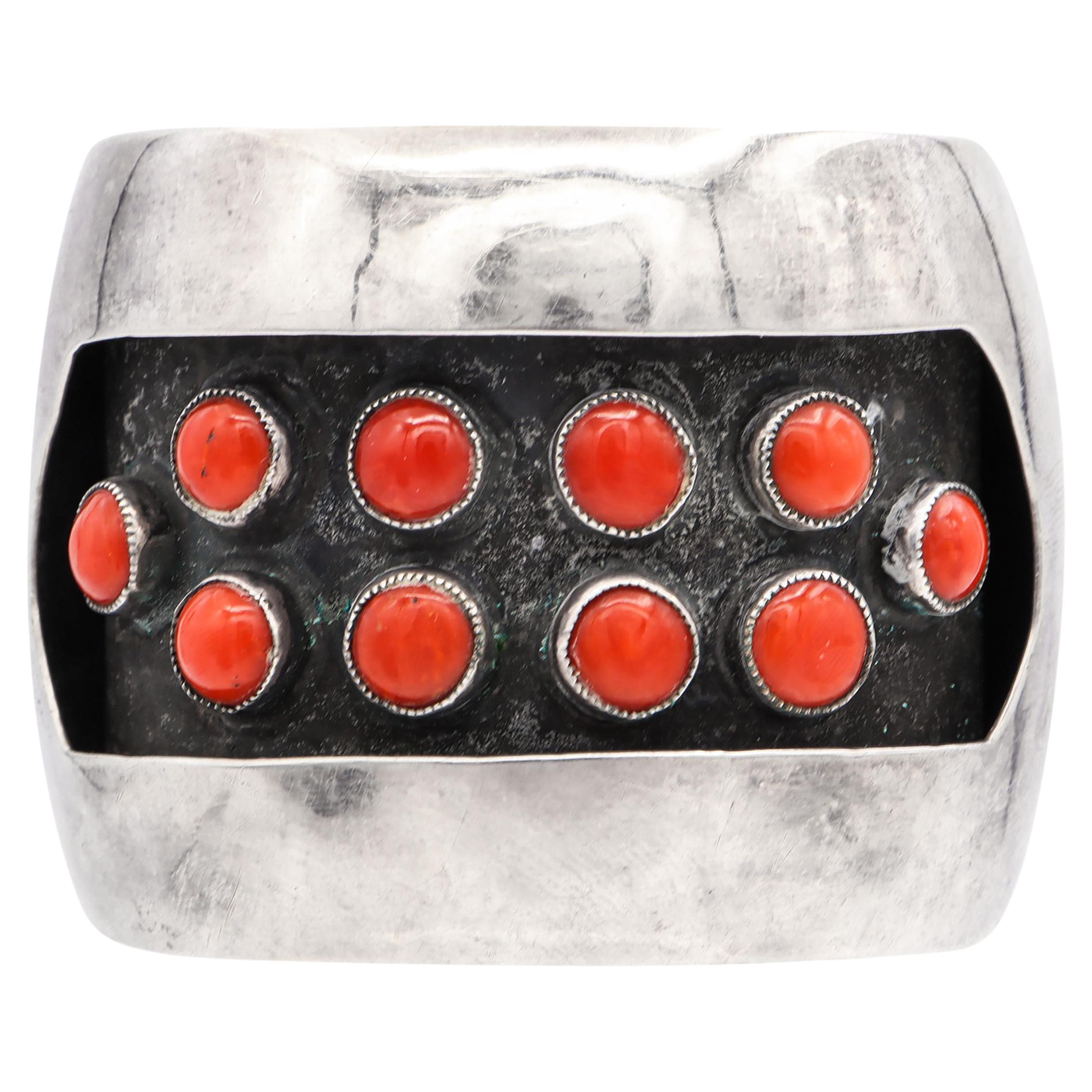 Bracciale largo d'epoca in argento e corallo rosso cabochon