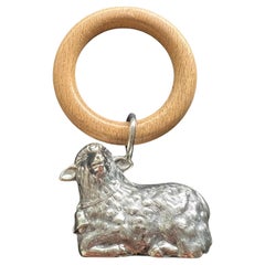 Neugeborenes Babyrattle aus Sterlingsilber und Holz aus Lammfell