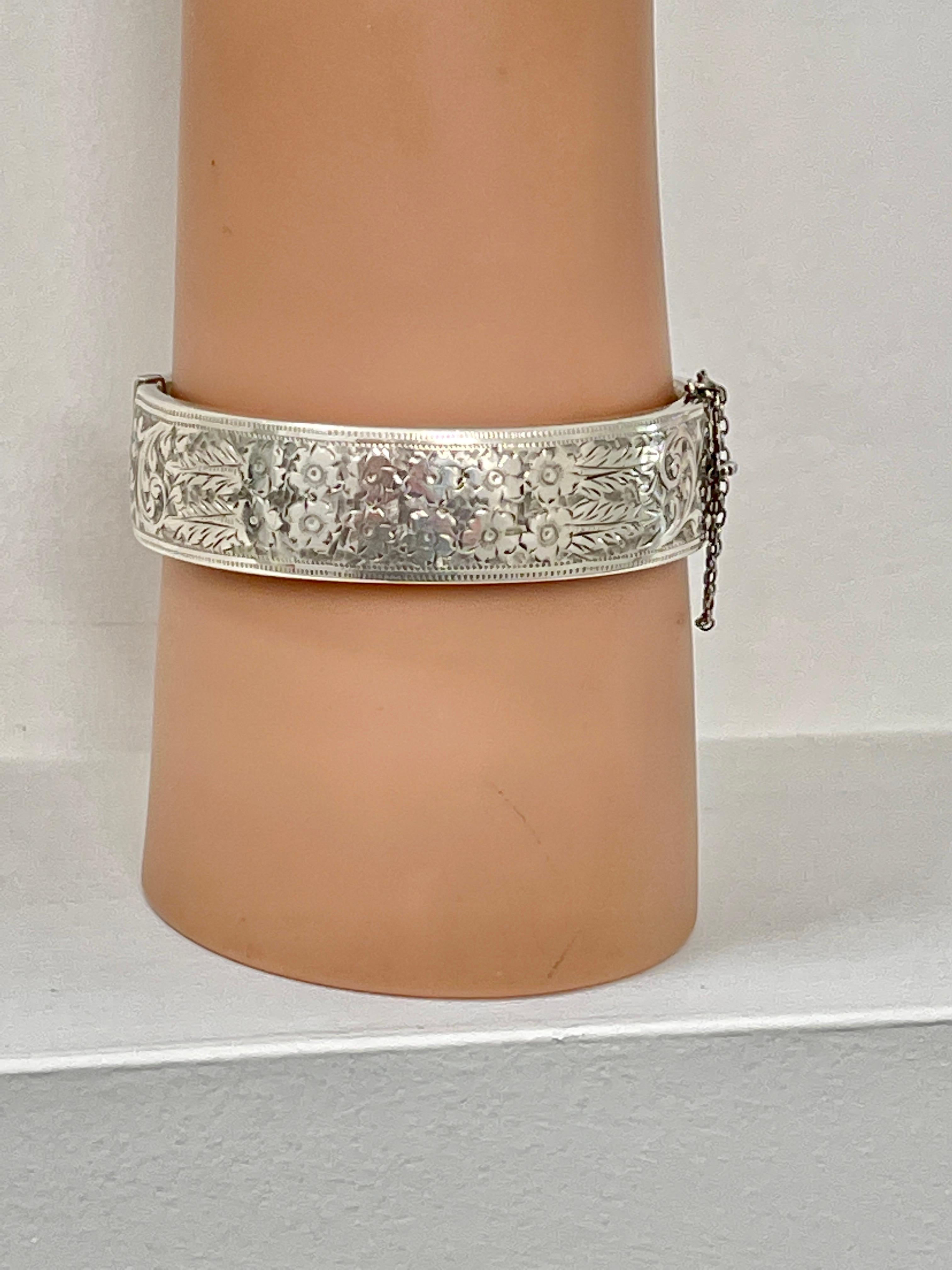 Vintage Sterling Silver Bangle Hallmarked Birmingham 1939 Hand Engraved Bracelet For Sale 3