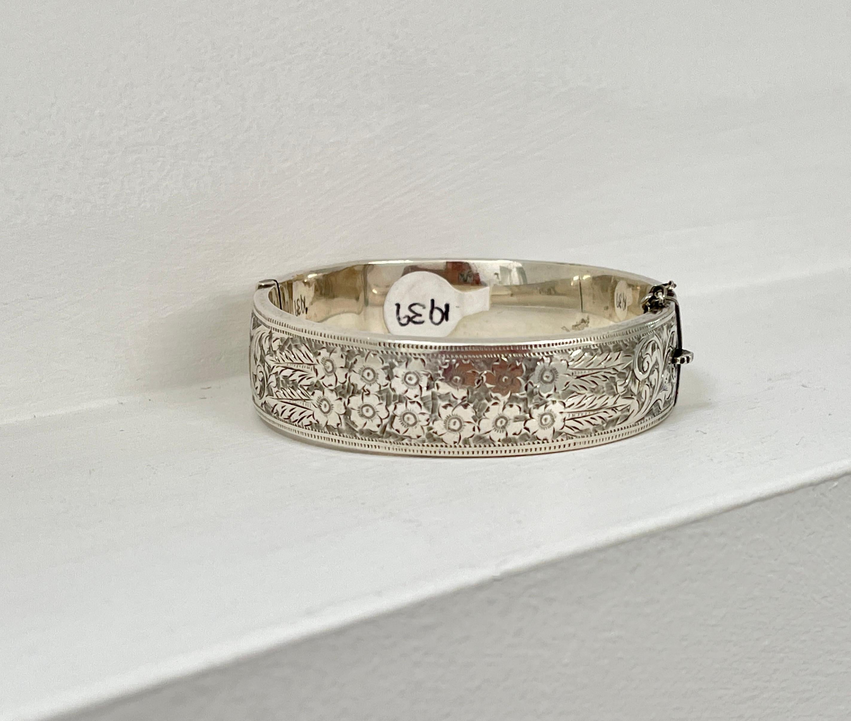 Vintage Sterling Silver Bangle Hallmarked Birmingham 1939 Hand Engraved Bracelet For Sale 9