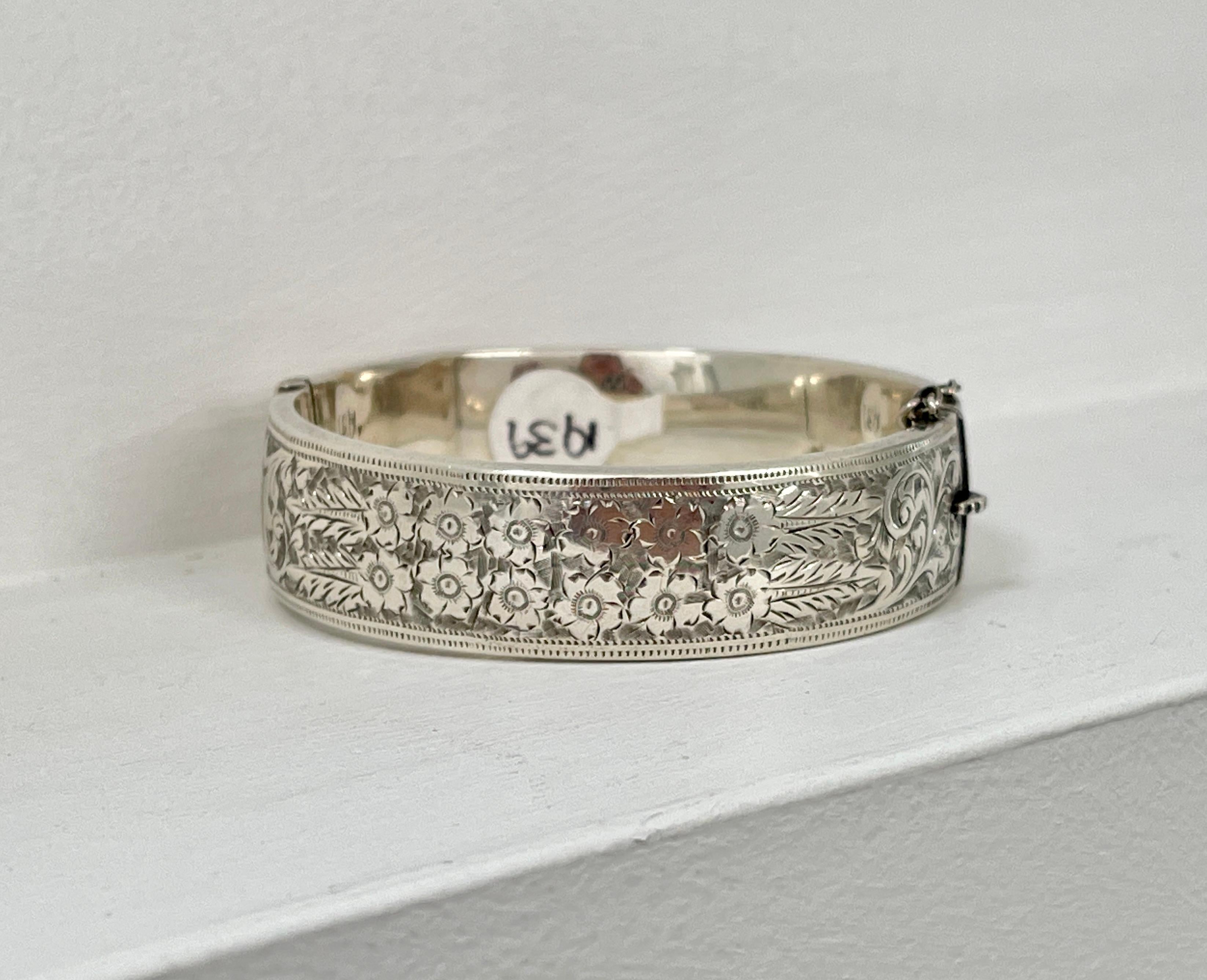 Vintage Sterling Silver Bangle Hallmarked Birmingham 1939 Hand Engraved Bracelet For Sale 7