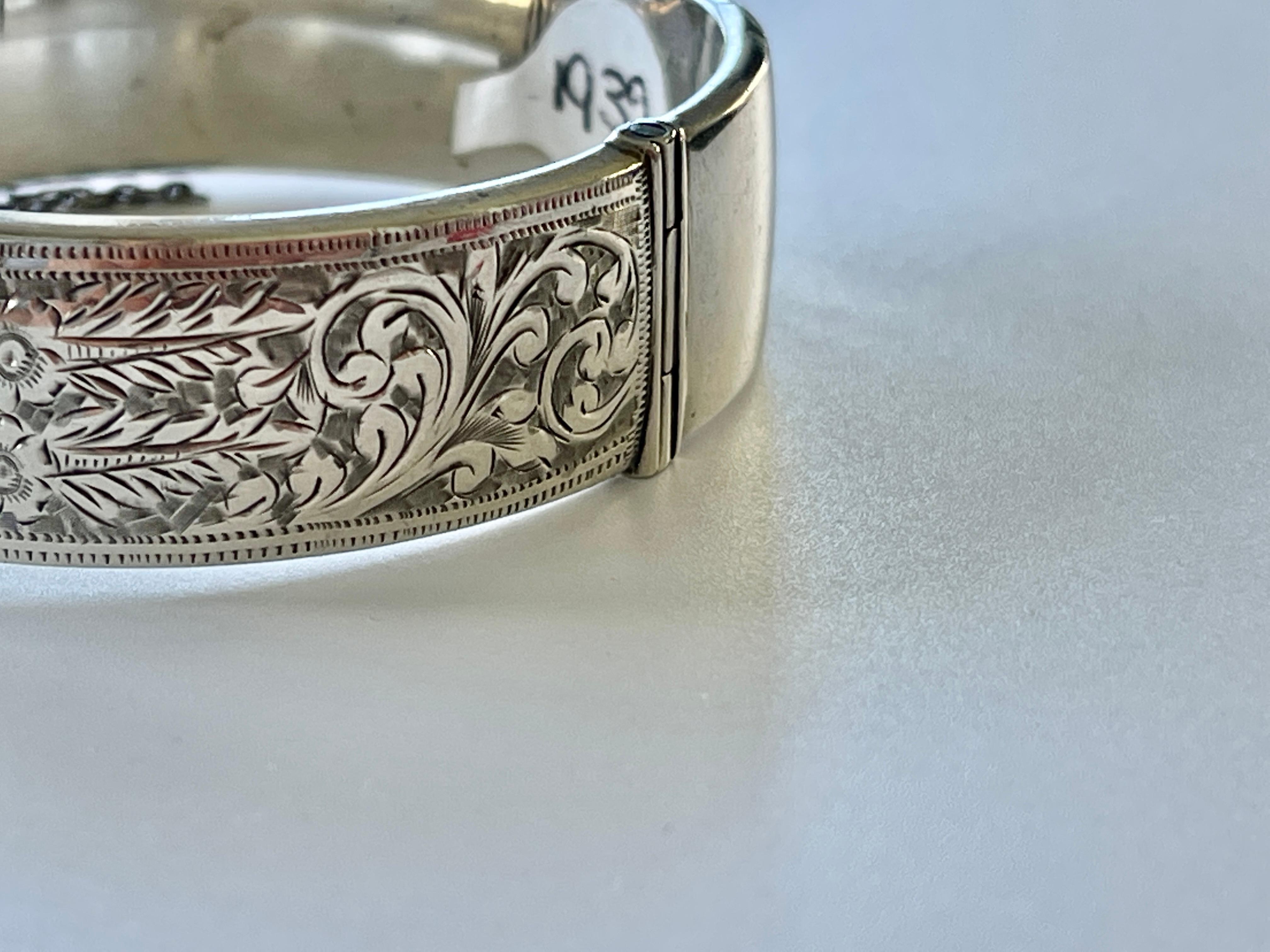 Vintage Sterling Silver Bangle Hallmarked Birmingham 1939 Hand Engraved Bracelet In Good Condition For Sale In Mona Vale, NSW