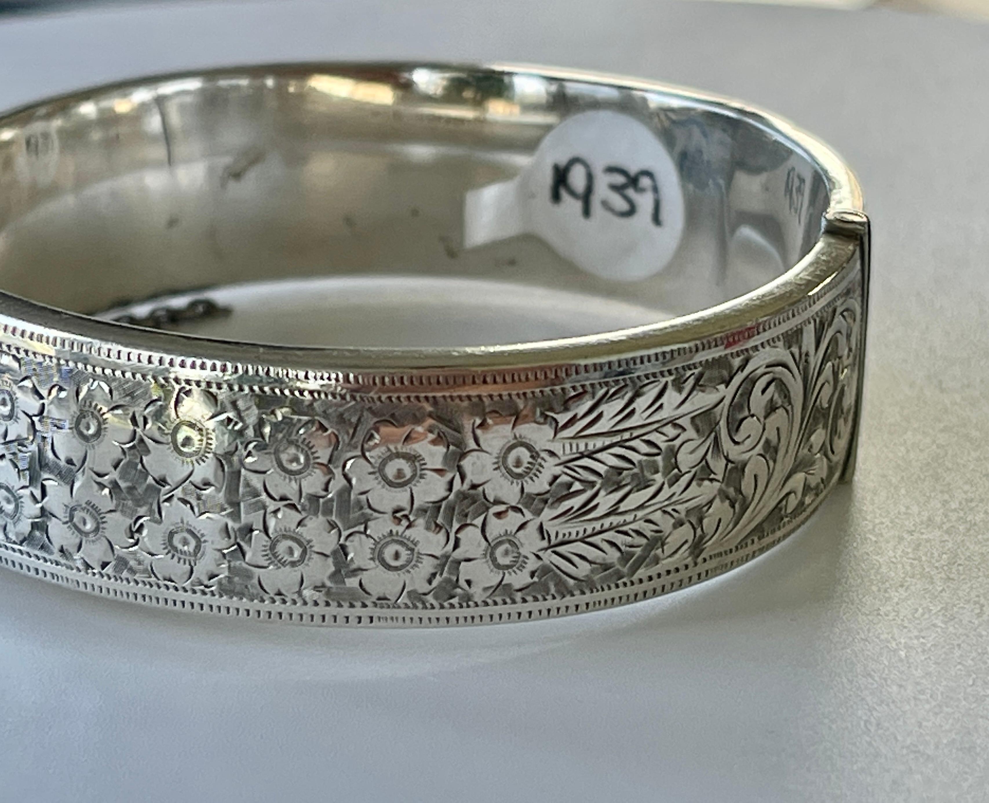 Women's Vintage Sterling Silver Bangle Hallmarked Birmingham 1939 Hand Engraved Bracelet For Sale