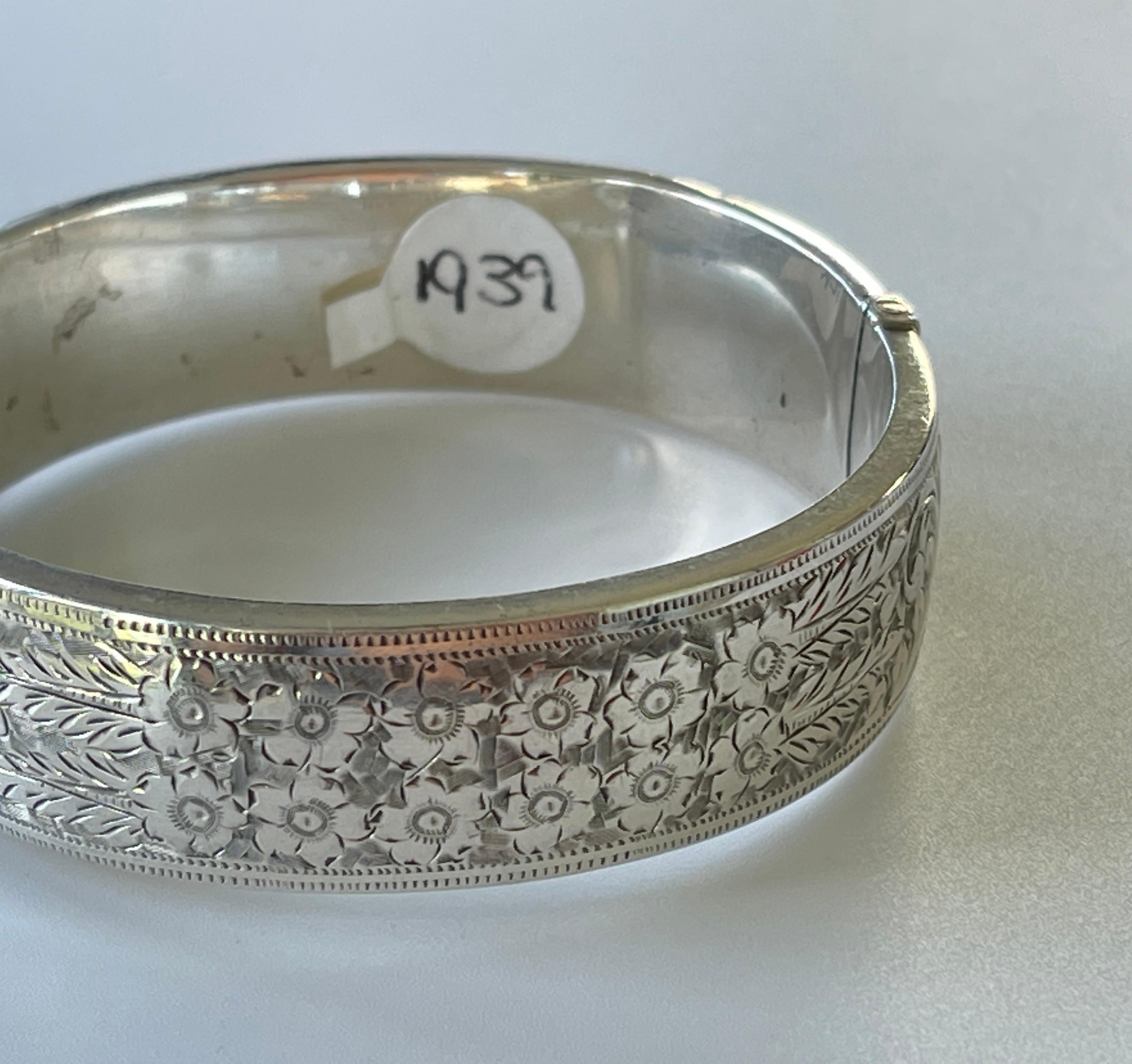 Vintage Sterling Silver Bangle Hallmarked Birmingham 1939 Hand Engraved Bracelet For Sale 1