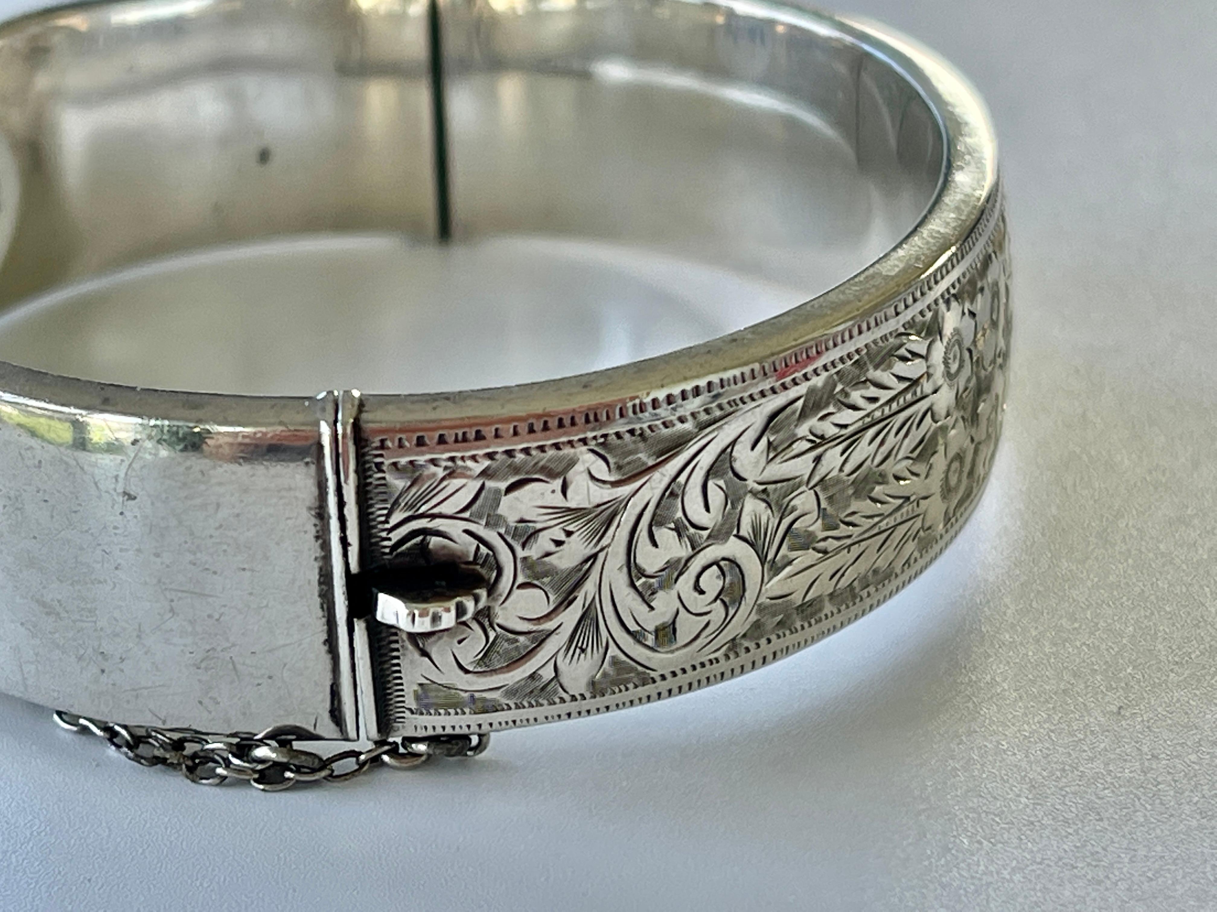 Vintage Sterling Silver Bangle Hallmarked Birmingham 1939 Hand Engraved Bracelet In Good Condition For Sale In Mona Vale, NSW