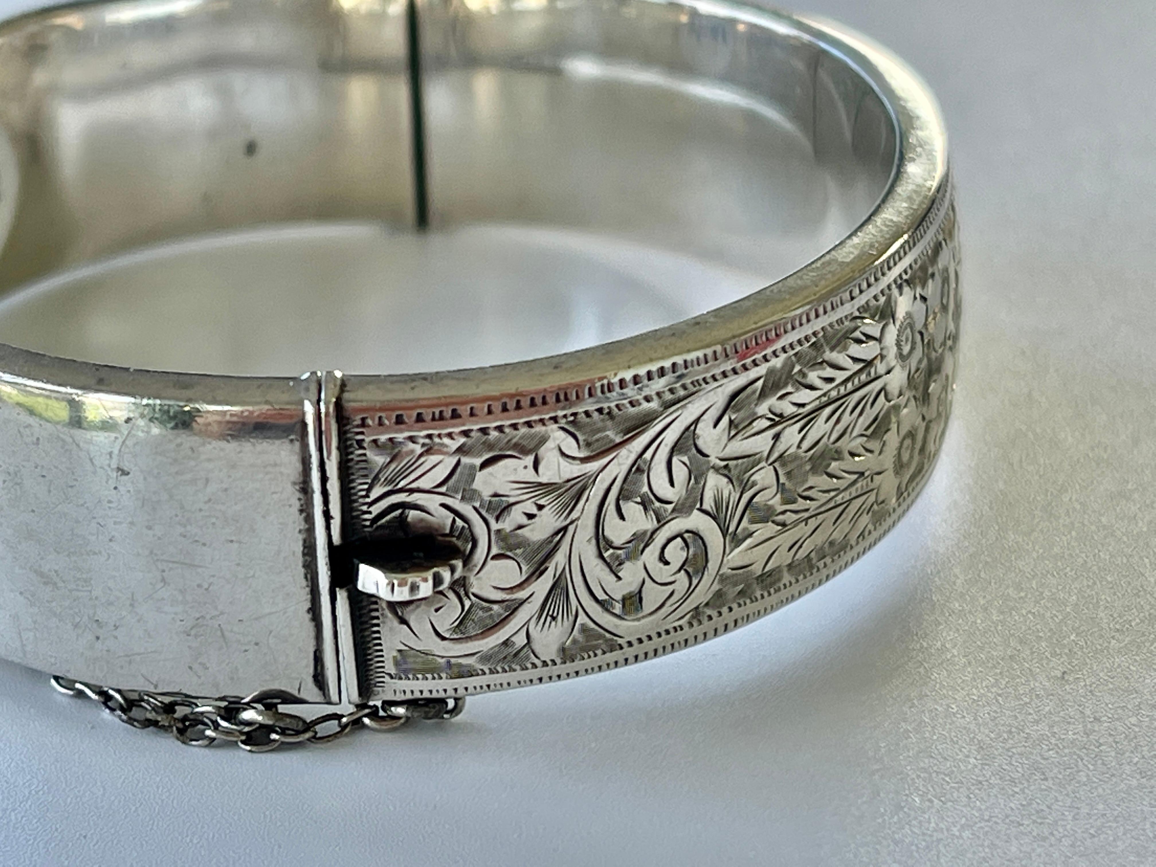 Vintage Sterling Silver Bangle Hallmarked Birmingham 1939 Hand Engraved Bracelet For Sale 2