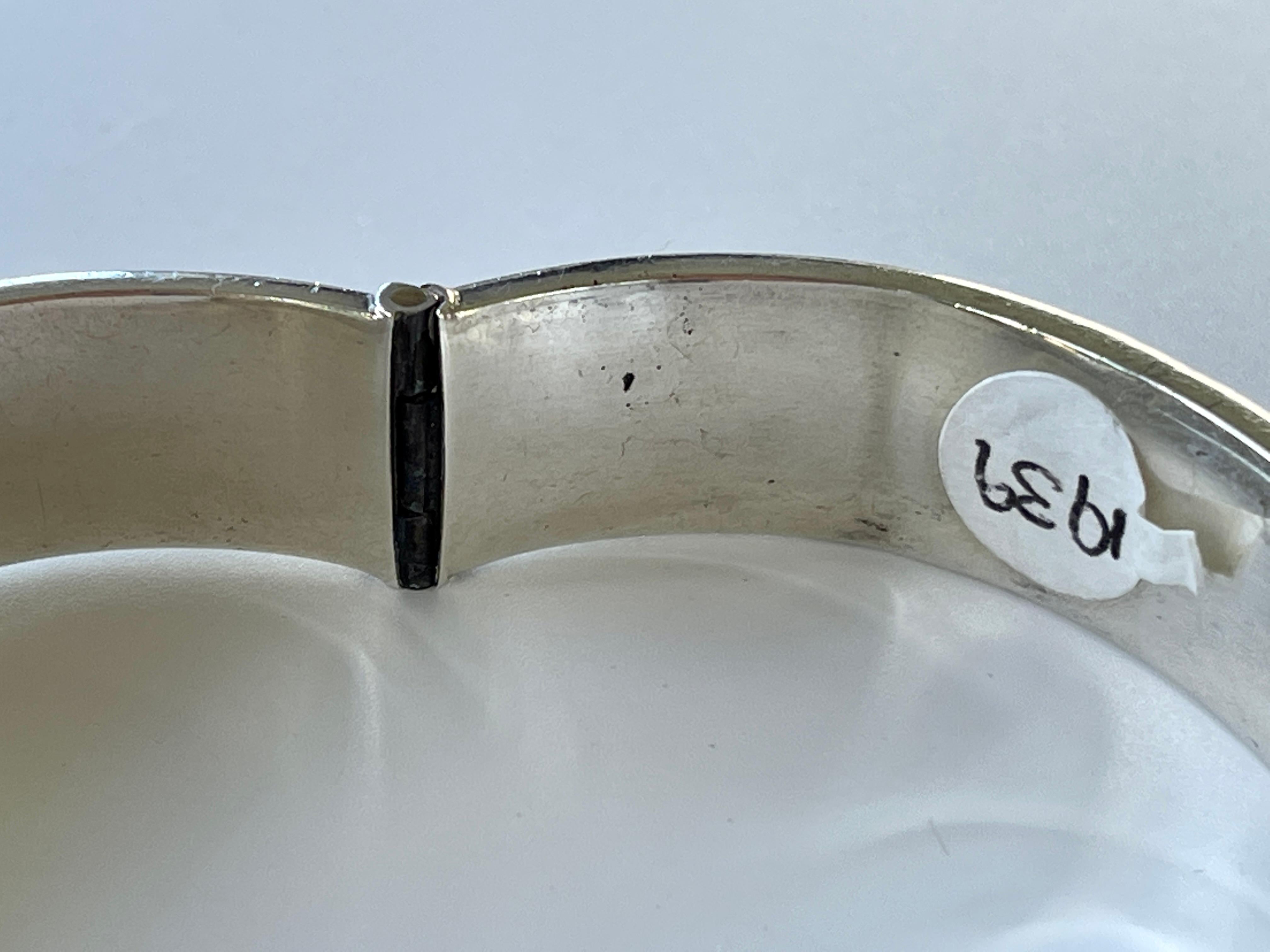 Vintage Sterling Silver Bangle Hallmarked Birmingham 1939 Hand Engraved Bracelet For Sale 4