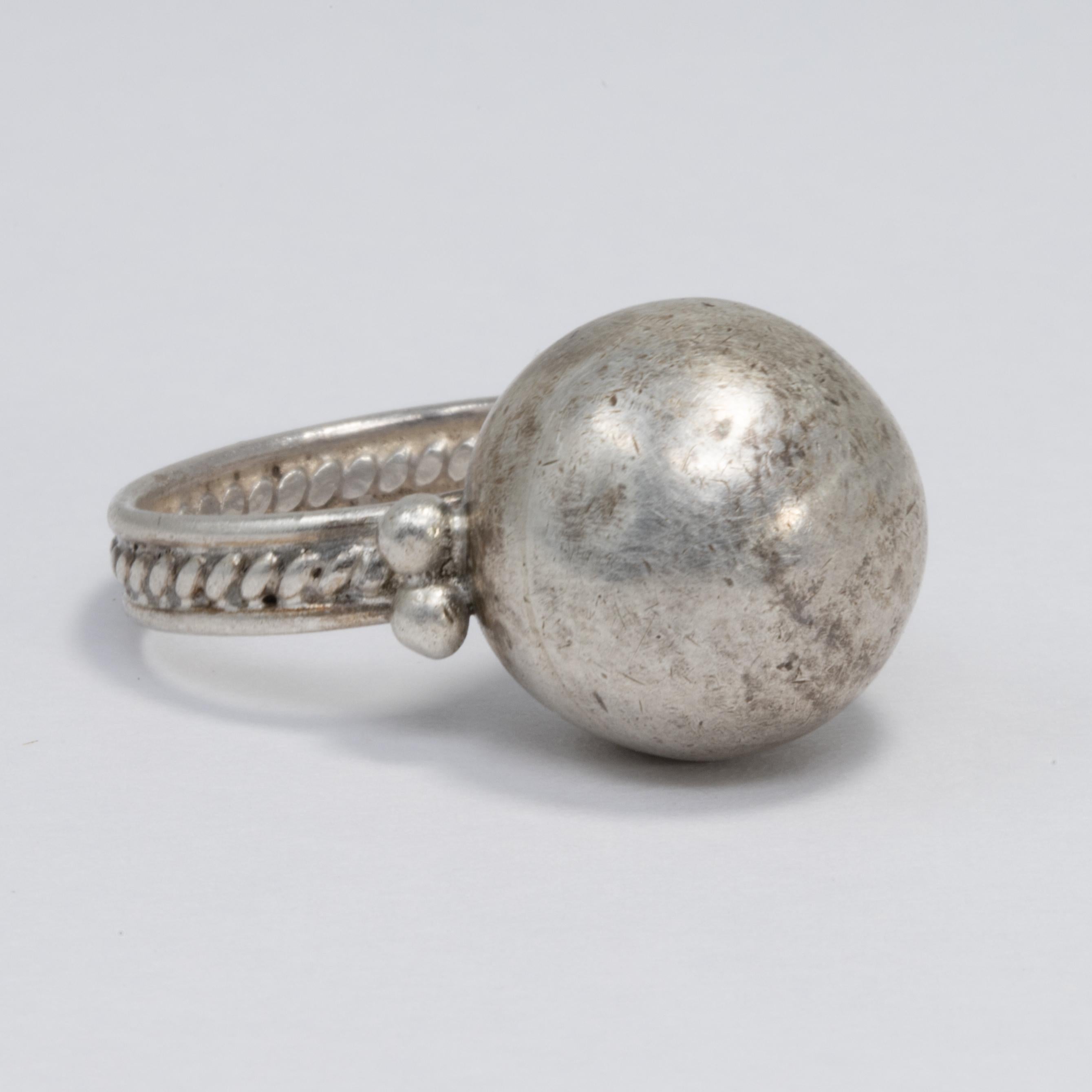 A beautiful vintage sterling silver ring, featuring a large ball motif set on an accented band.

Ring size US 5