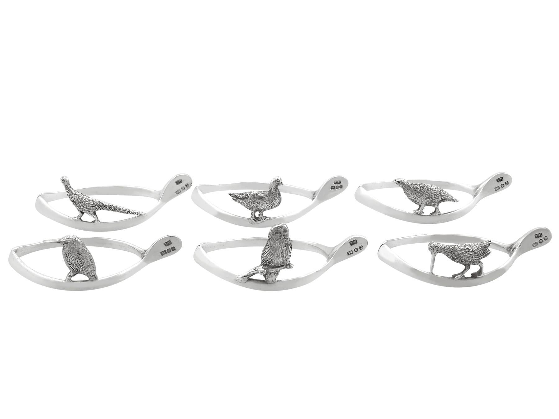 Excepcional, fino e impresionante juego de seis servilleteros ingleses vintage de plata de ley con forma de pájaro - en caja; un añadido a nuestra platería relacionada con los animales.

Estos excepcionales servilleteros vintage de plata de ley