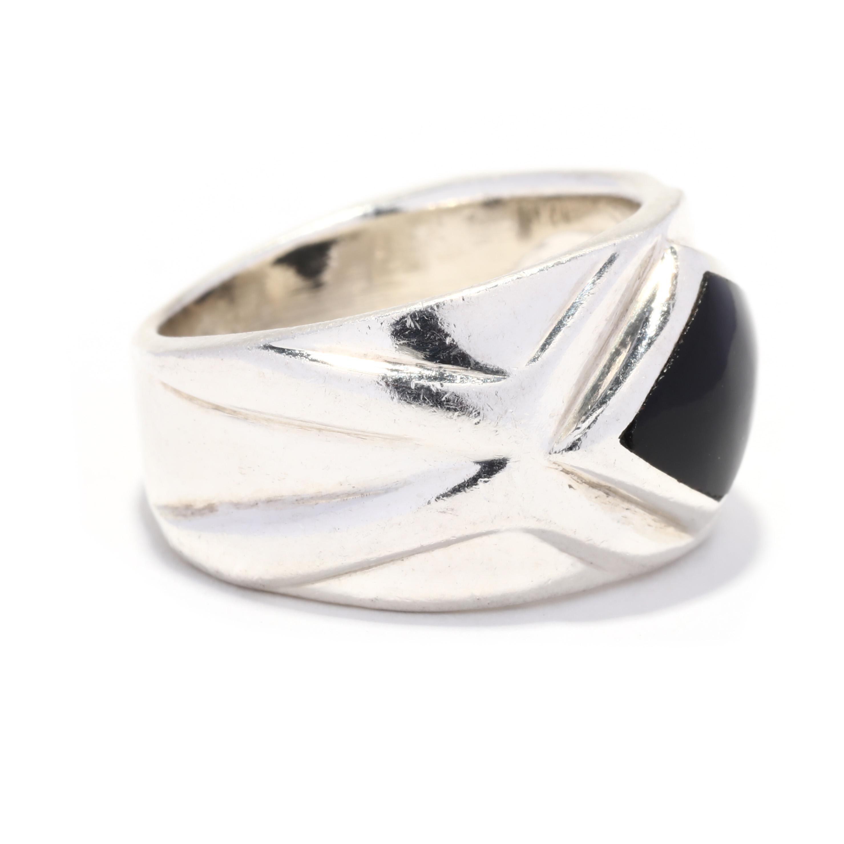 Ein Vintage Sterling Silber schwarz Onyx Navette Band Ring. Dieser silberne Navette-Ring hat ein breites Band mit einer asymmetrischen, marquiseförmigen schwarzen Onyx-Tafel und einem geometrischen Detailband.

Steine: 
- schwarzer Onyx, 1 Stein
-