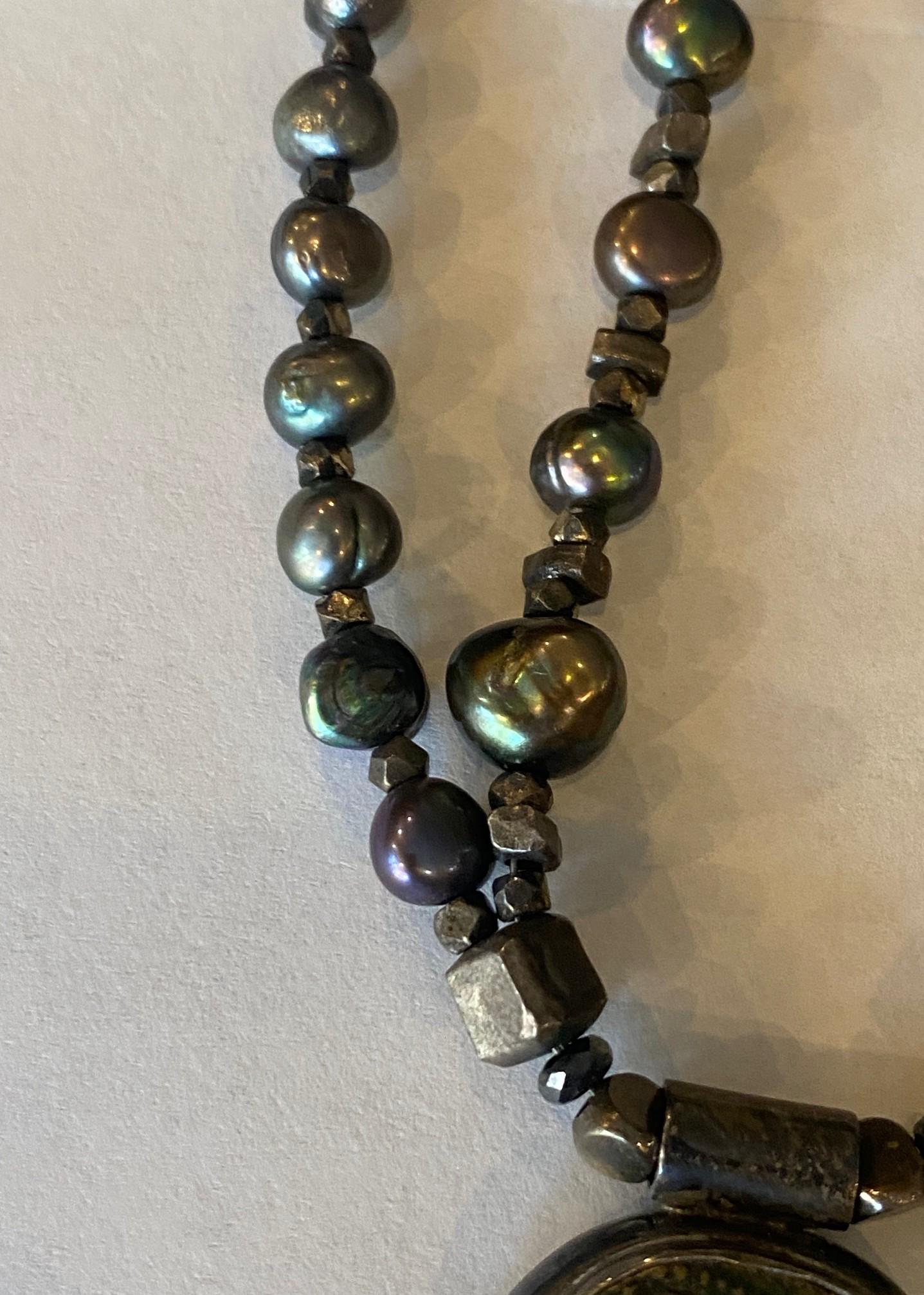 Vintage Sterling Silver Black Pearl Beaded Antique Roman Coin Pendant Necklace In Good Condition For Sale In Studio City, CA