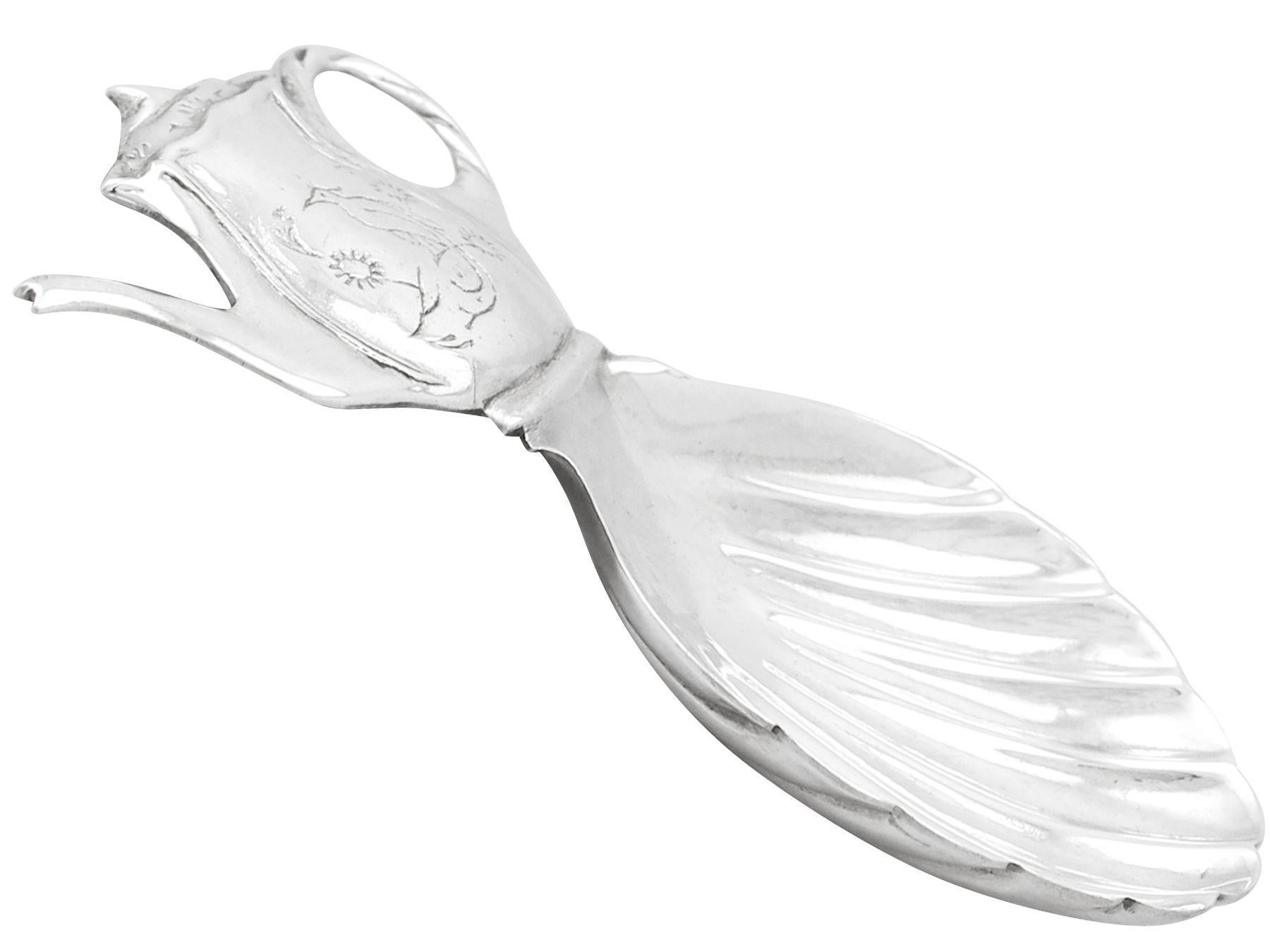 Una fina e impresionante e inusual cuchara de plata de ley inglesa de época Jorge VI; una adición a nuestra colección de artículos de té.

Esta fina cuchara vintage Jorge VI de plata de ley tiene un cuenco en forma de concha repujada.

El asa está