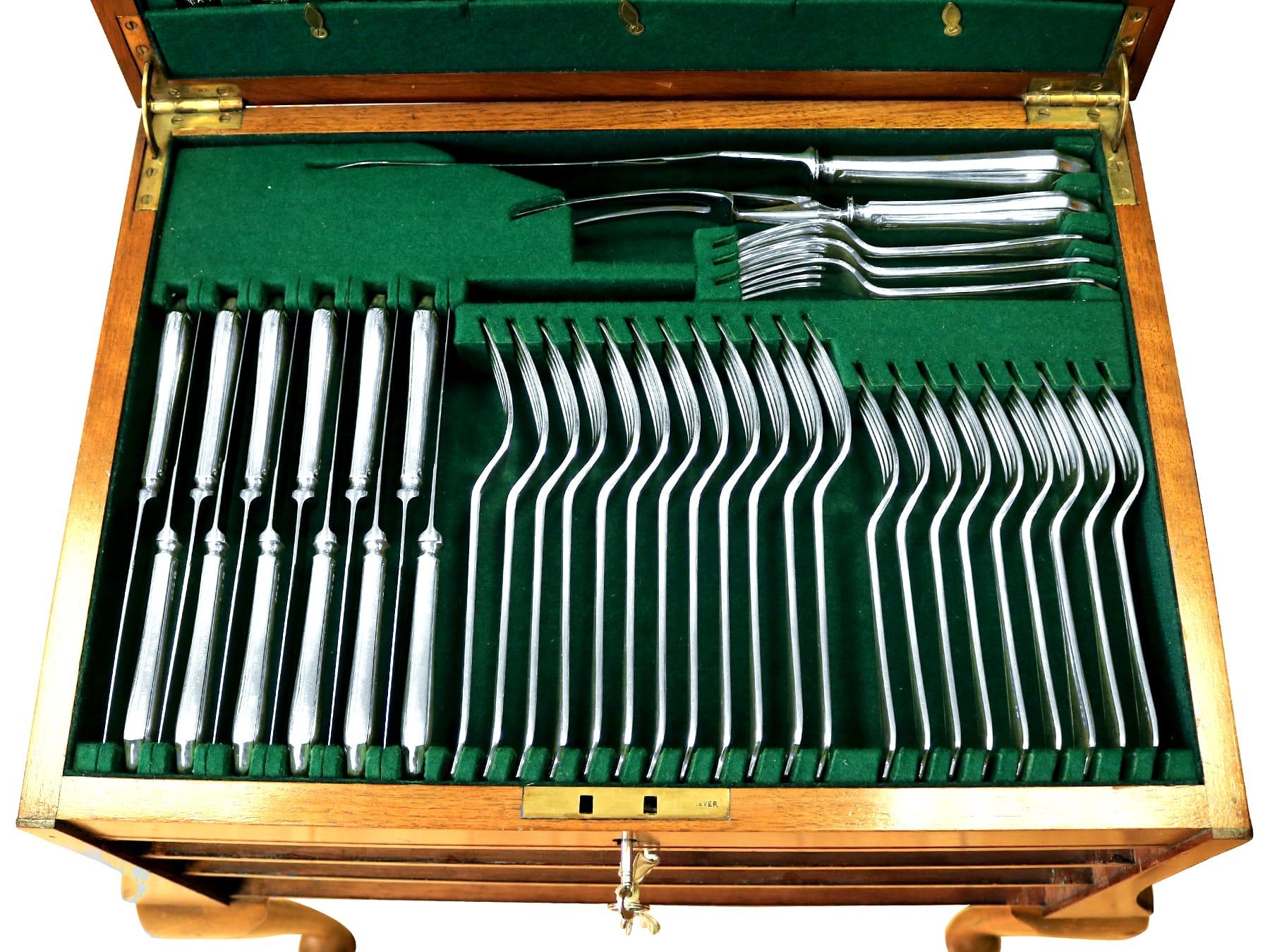 Antique Engliah Sterling Silver Canteen of Cutlery for Twelve Persons In Excellent Condition For Sale In Jesmond, Newcastle Upon Tyne