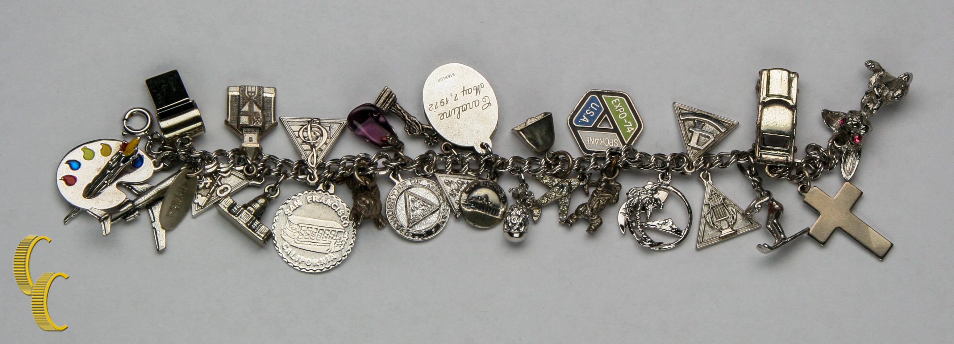 Bracciale Charm vintage in argento sterling con 27 charme vari, misura 7 In condizioni buone in vendita a Van Nuys, CA