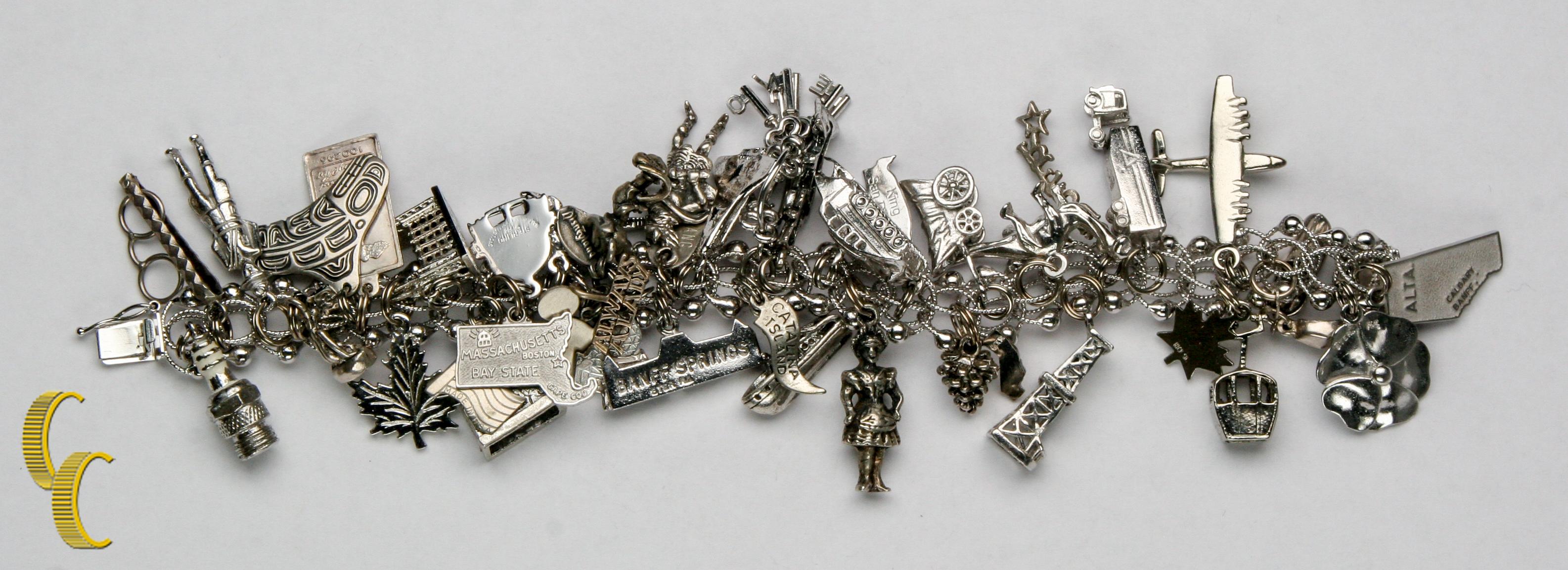 Bracciale Charm vintage in argento sterling con 35 charme vari, misura 7 In condizioni buone in vendita a Van Nuys, CA