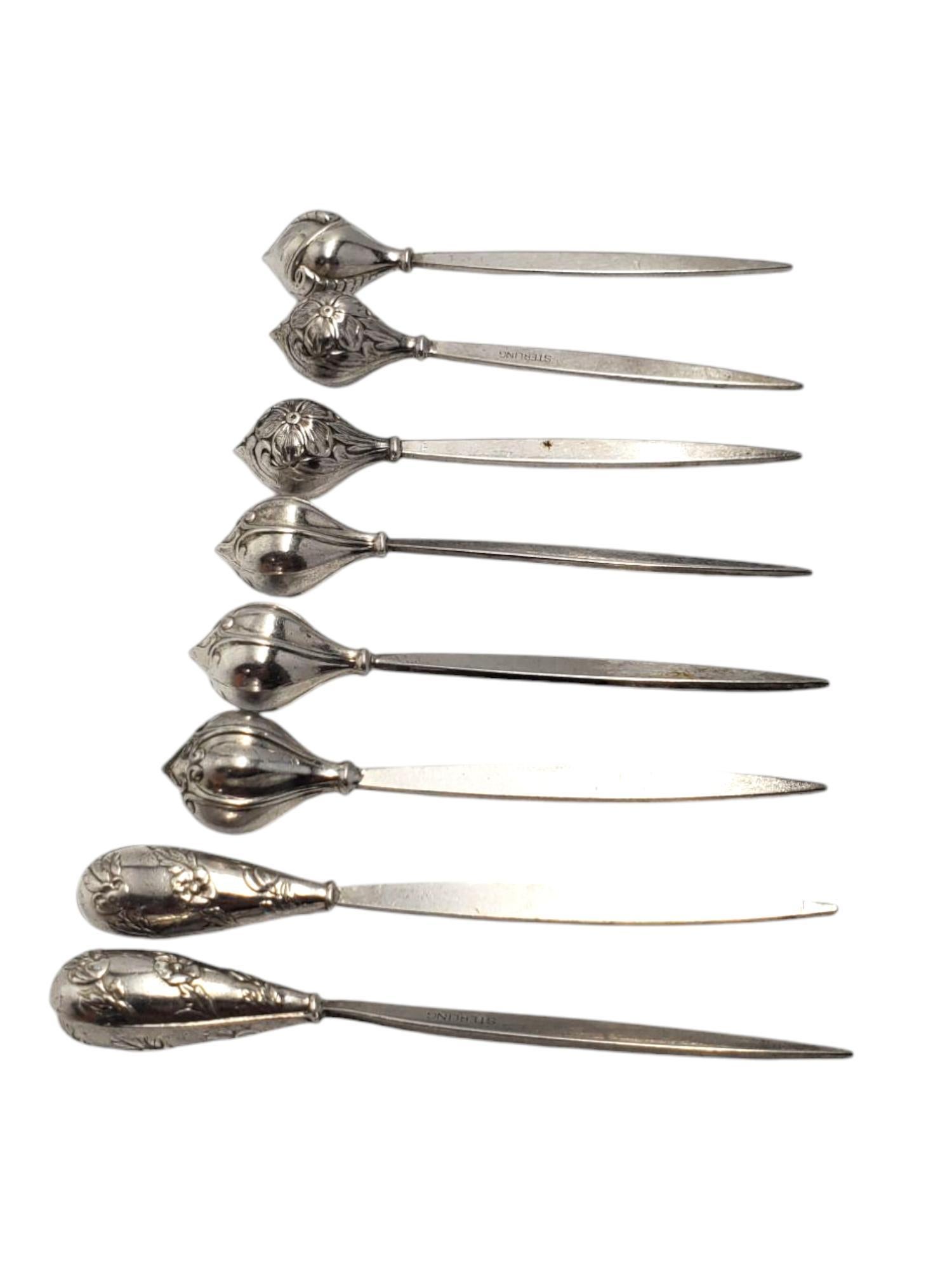 Sterling Silber Vintage Cocktail Picks Satz von 8

Diese 8 Cocktailspitzen im Vintage-Sortiment sind mit einem dekorativen, floral geprägten Design aus Sterlingsilber versehen.

Größe: 6:  74.02 mm x 13.90 mm
         2:  82.36 mm x 9.83