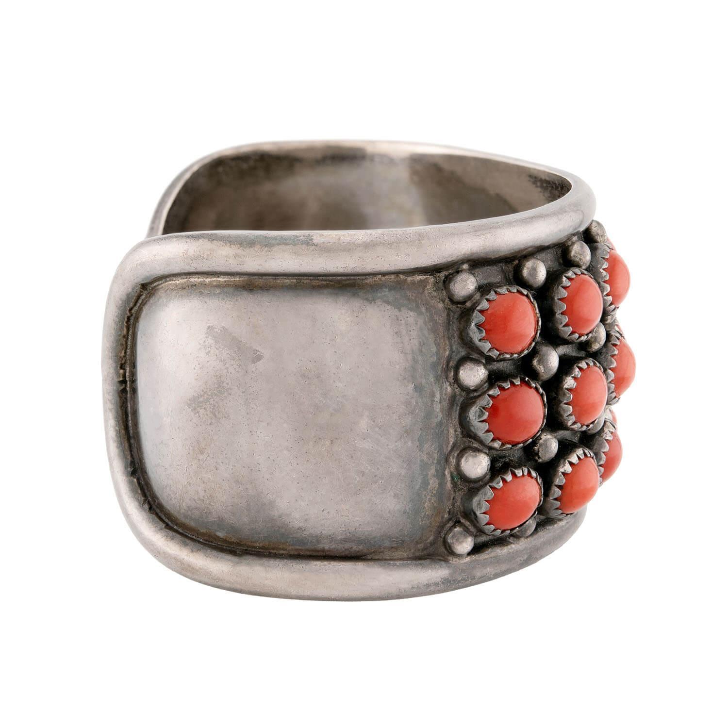 Uno splendido bracciale in corallo dell'epoca Vintage (ca. 1960)! Realizzato in argento sterling, questo bracciale presenta 18 cabochon di corallo incastonati in castoni. I cabochon presentano una meravigliosa tonalità salmone intenso, che contrasta