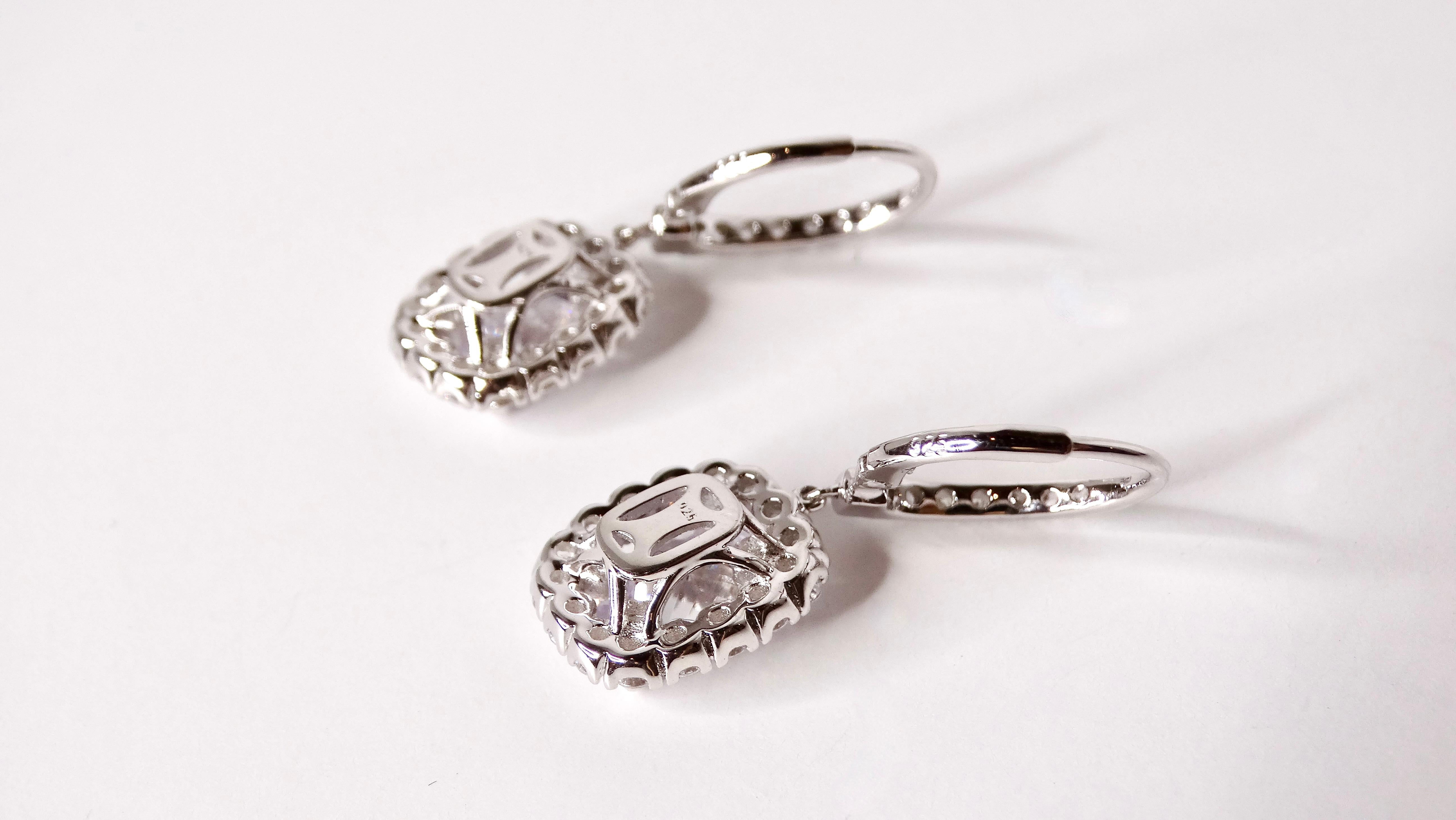 Boucles d'oreilles pendantes en argent sterling incrustées de cristaux. Bon état - En vente à Scottsdale, AZ