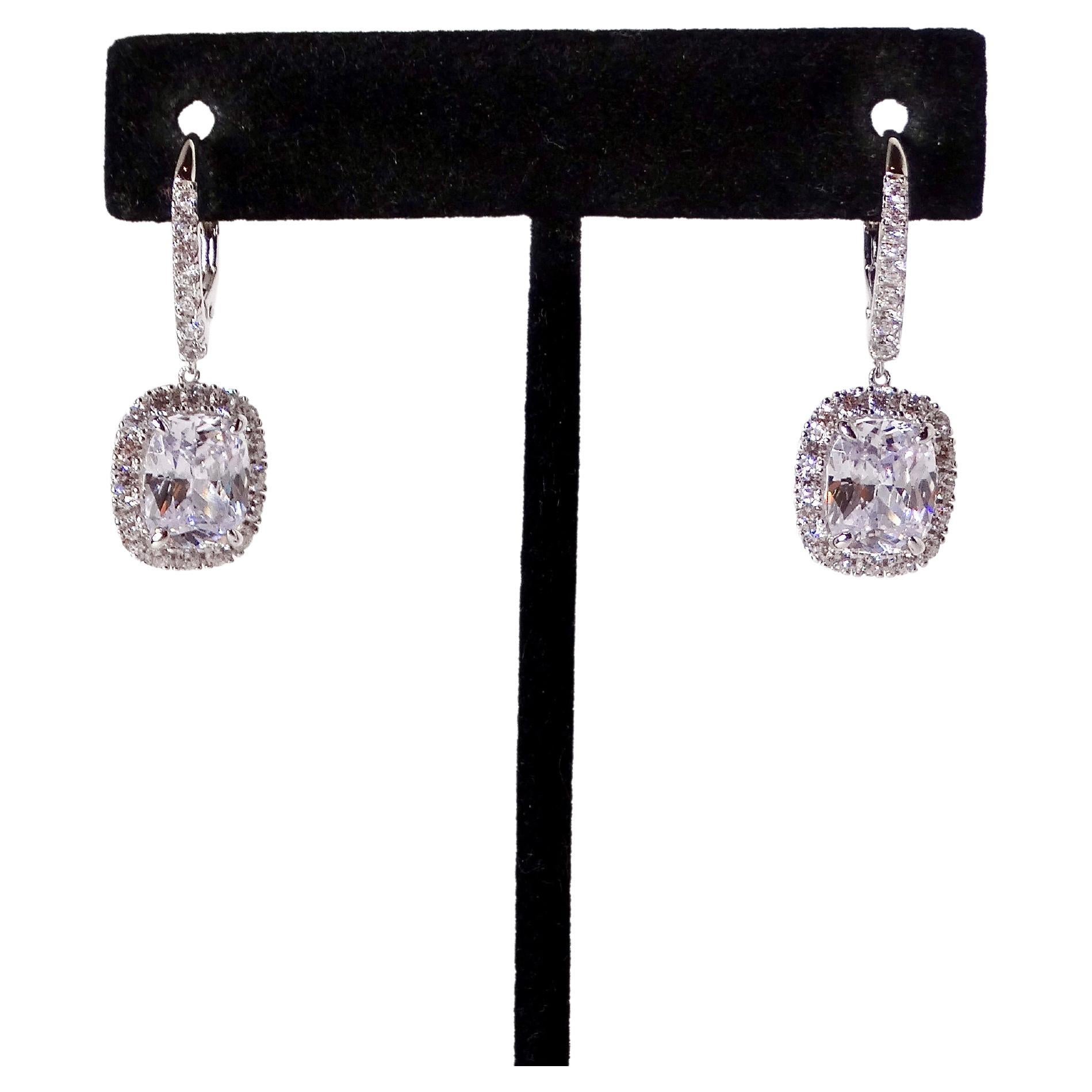 Boucles d'oreilles pendantes en argent sterling incrustées de cristaux. en vente 1