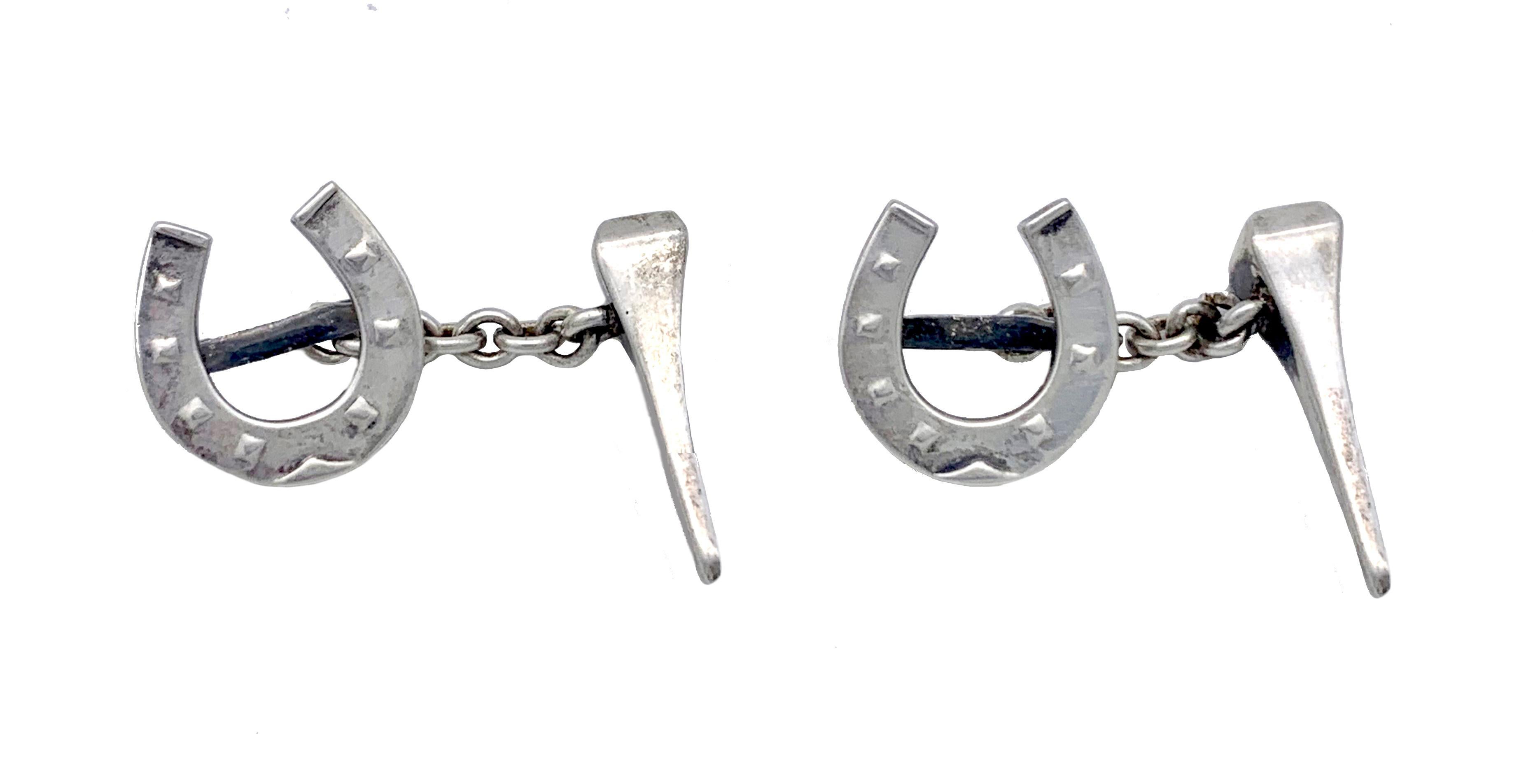 Ces boutons de manchette ont été conçus comme des chaussures de cheval et des clous de cheval. Les fers à cheval sont marqués au verso d'un 925 pour l'argent sterling et d'une marque de fabricant dans un cadre hexagonal.