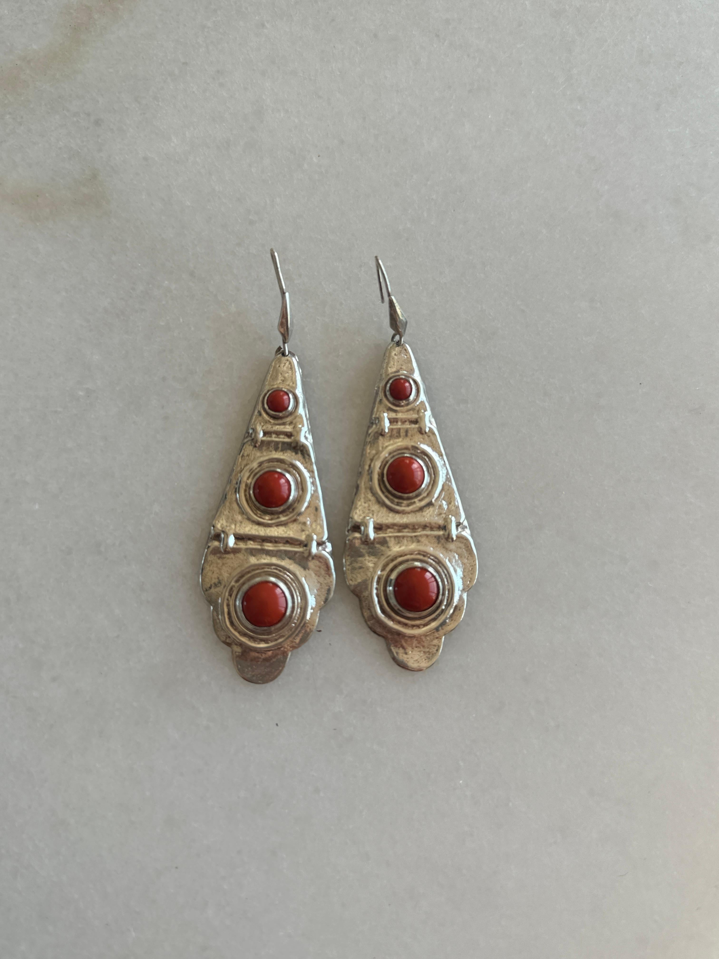 Vintage Sterling Silver Dangle Earrings with Coral Cabochon Stones In Good Condition For Sale In New York, NY