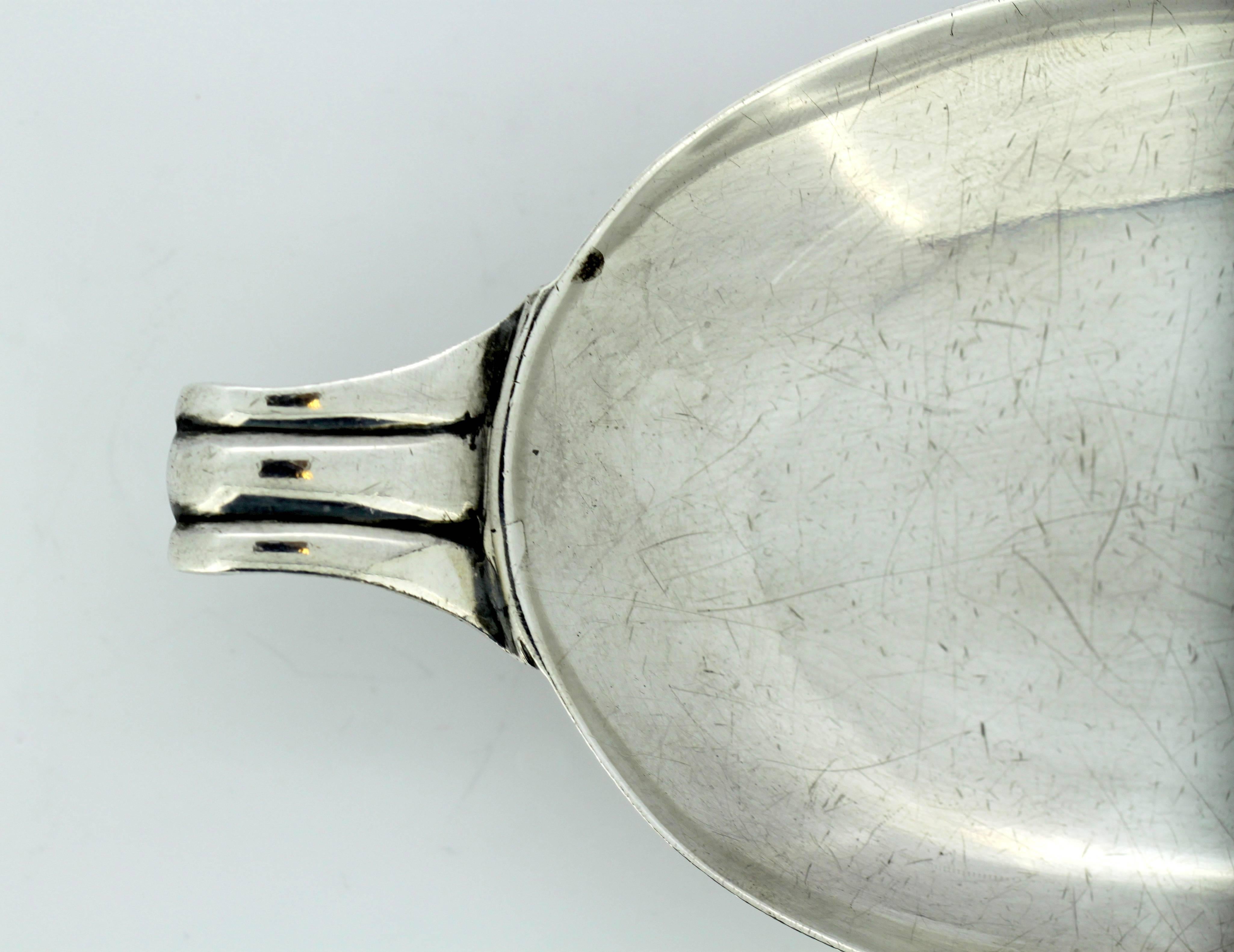 Sterling silver dish
Maker: William Walter
Made in London, 1943.
Fully hallmarked.

Dimensions: 
Size: 18.1 x 8.7 x 2.3 cm
Weight: 118 grams

Condition: Has surface scratches throughout the whole dish, no damage, great overall condition,