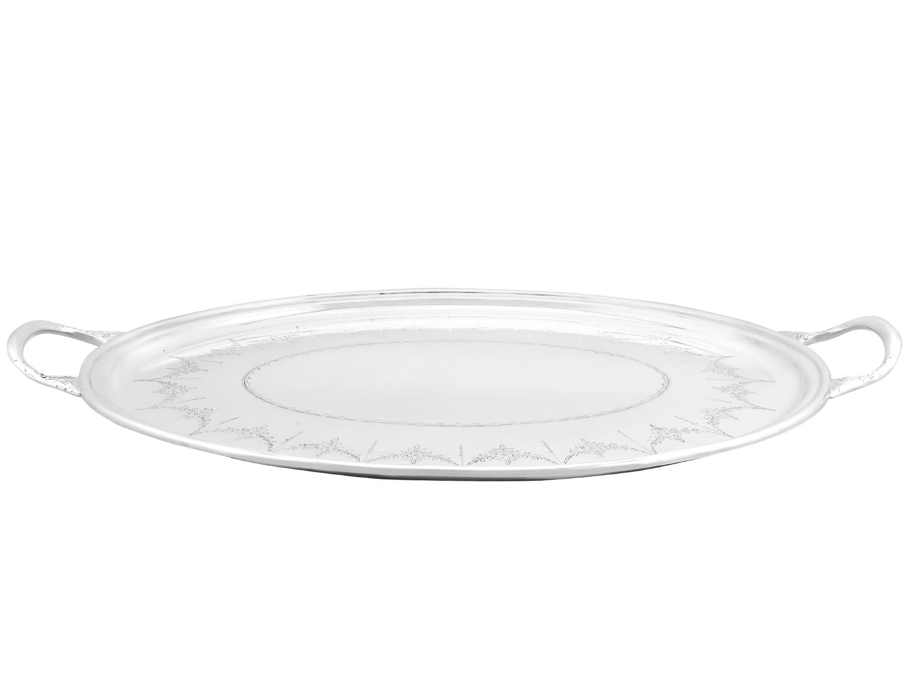 Un eccezionale, raffinato e impressionante vassoio a due manici in argento sterling d'epoca di Elisabetta II; fa parte della nostra collezione di argenteria d'epoca.

Questo eccezionale vassoio vintage in argento sterling ha una forma ovale